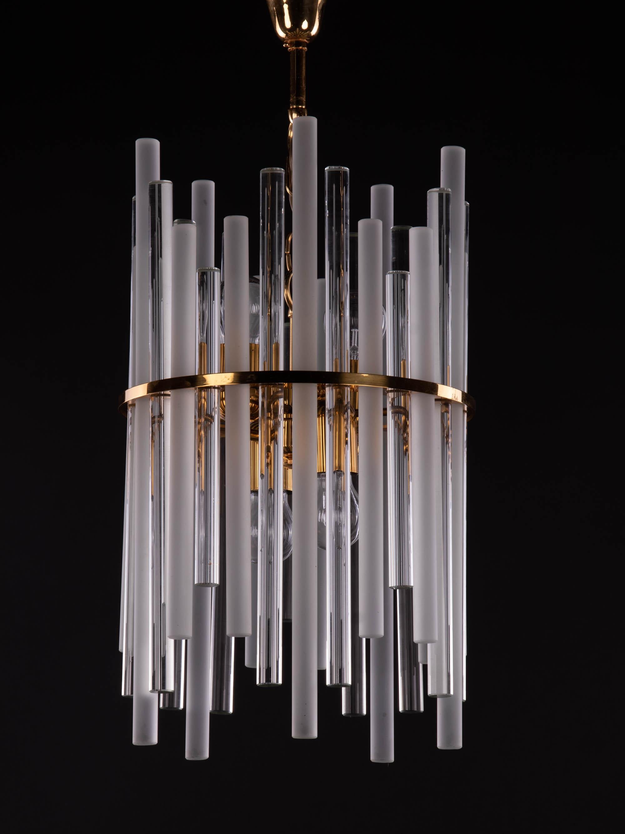 Elegante araña de varillas de cristal de Murano blanco y transparente sujetas por un marco de latón dorado. La lámpara de araña ilumina maravillosamente y ofrece mucha luz. Muy resistente. Diseñado por Christoph Palme. Fabricado por Palwa (Palme &