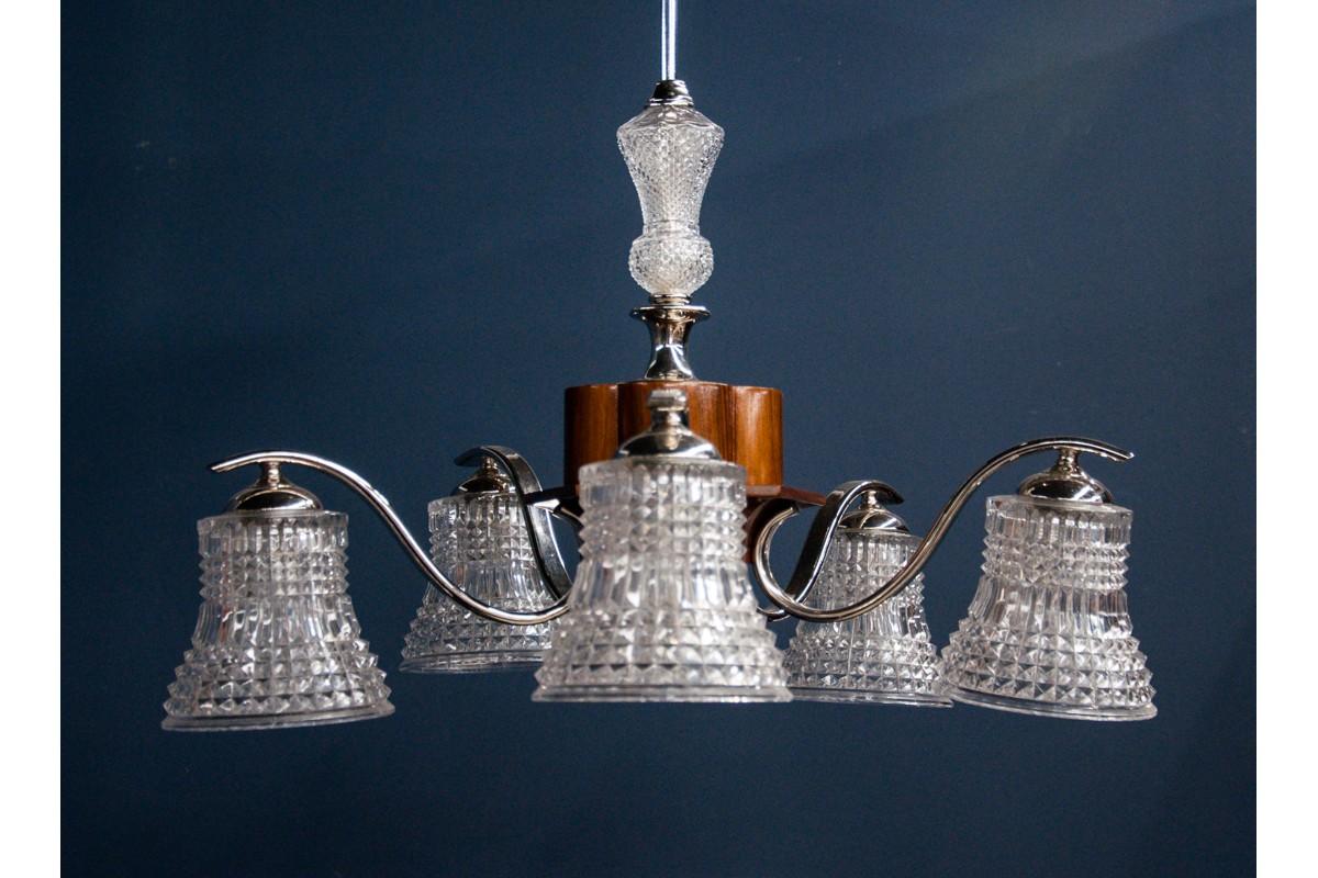 Lustre du milieu du siècle composé d'une tige en métal, d'une base en bois de noyer et de 5 abat-jour en verre. Produit en Pologne dans les années 1950. Très bon état. La lampe est en état de fonctionnement.

Dimensions : hauteur 78 cm / diamètre