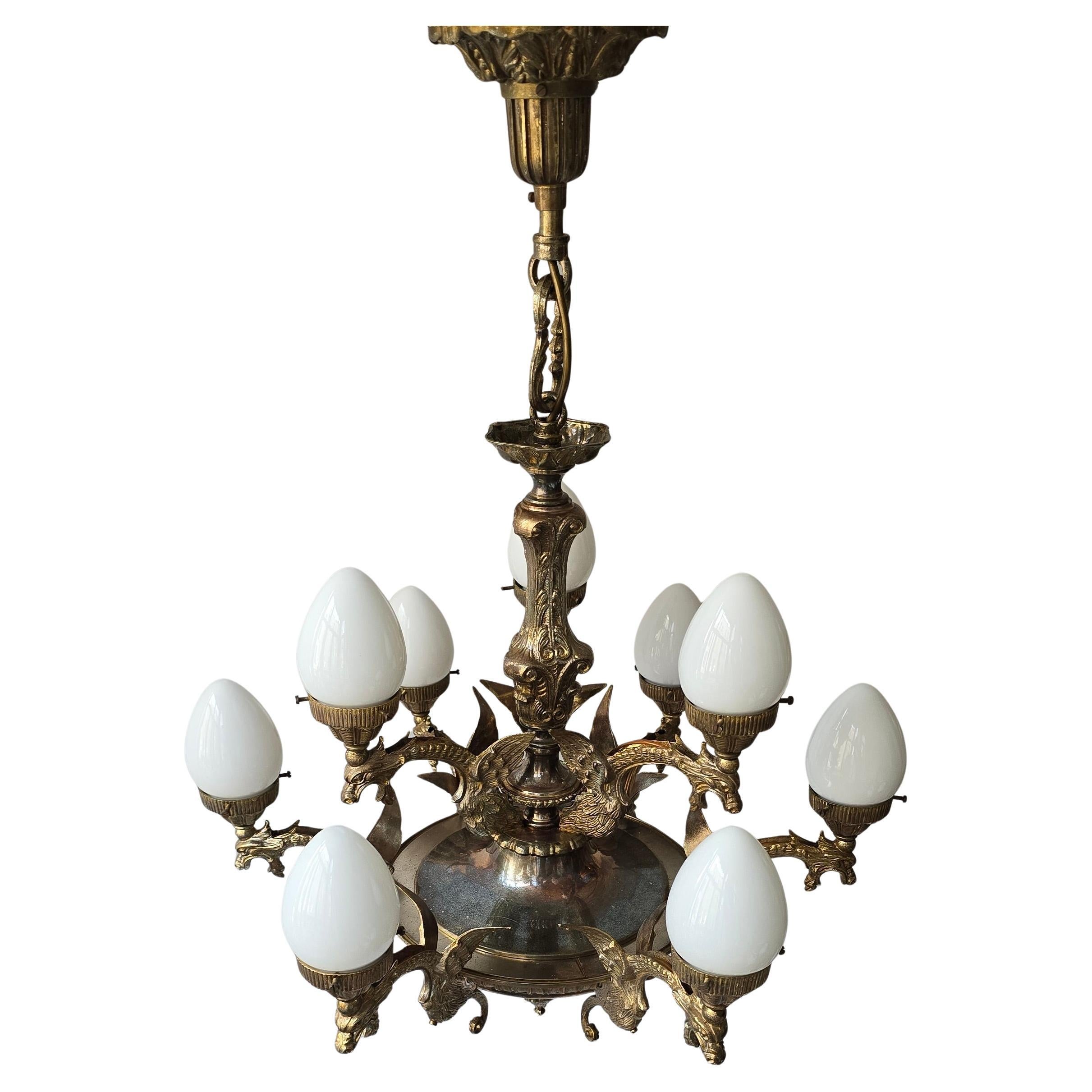 Mid-Century Modern Lustre avec dragons et verre opalin en vente