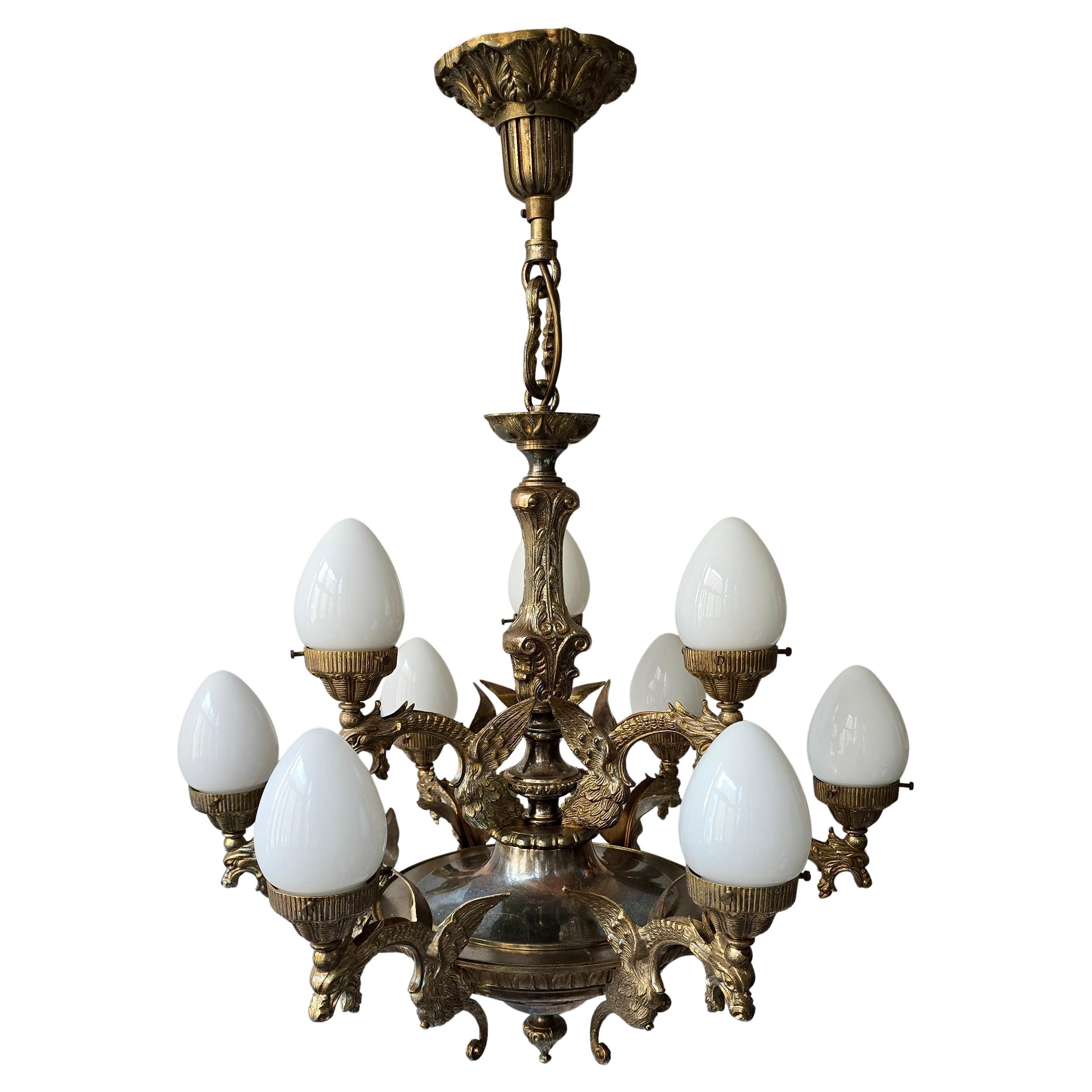Français Lustre avec dragons et verre opalin en vente