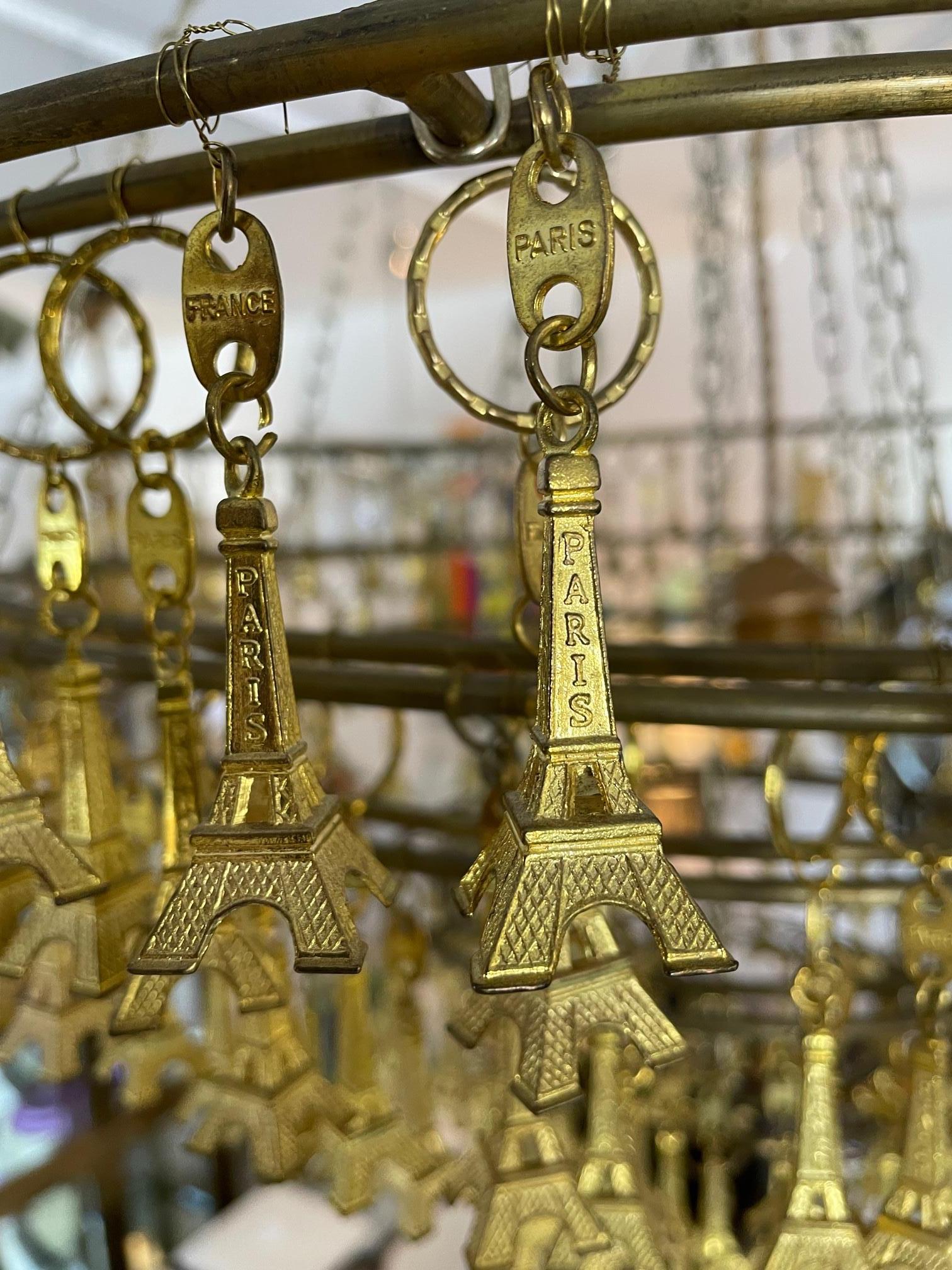 Dieser stilvolle und schicke Kunsthandwerker-Kronleuchter wird durch die Verwendung von Schlüsselanhängern mit Eiffelturm-Anhängern als Verzierung zu einem echten Hingucker. 

Hinweis: Benötigt eine Edison-Glühbirne.

Hinweis: Der Körper des