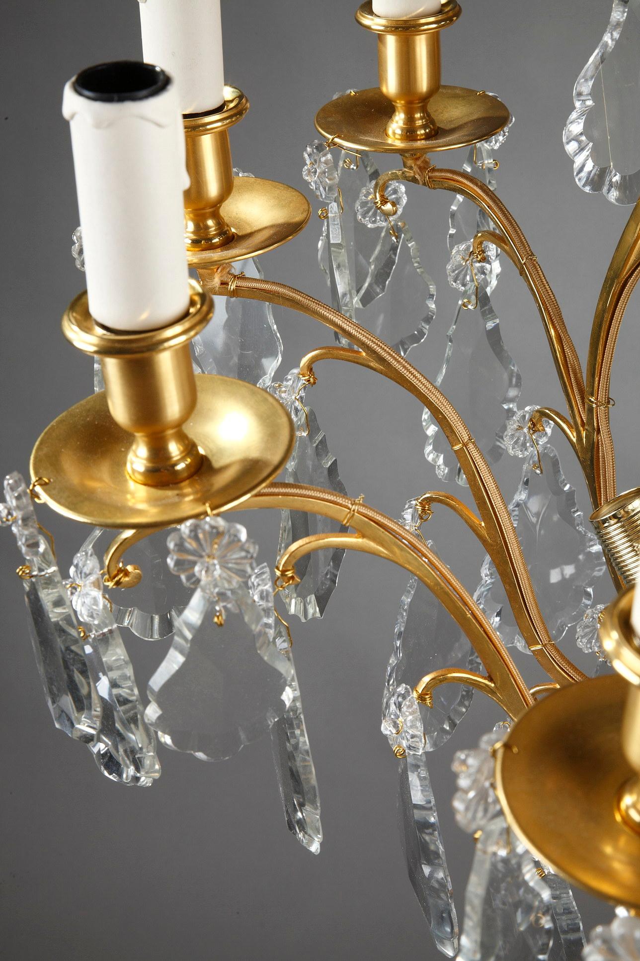 Lustre avec huit bras de lumières en bronze doré et pendentifs  en vente 5
