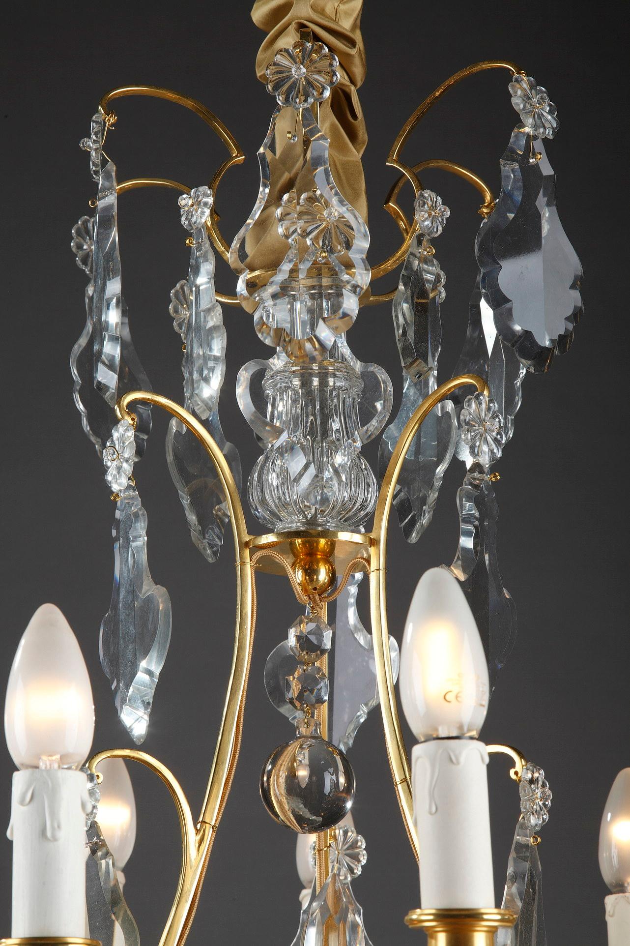 Lustre avec huit bras de lumières en bronze doré et pendentifs  en vente 7