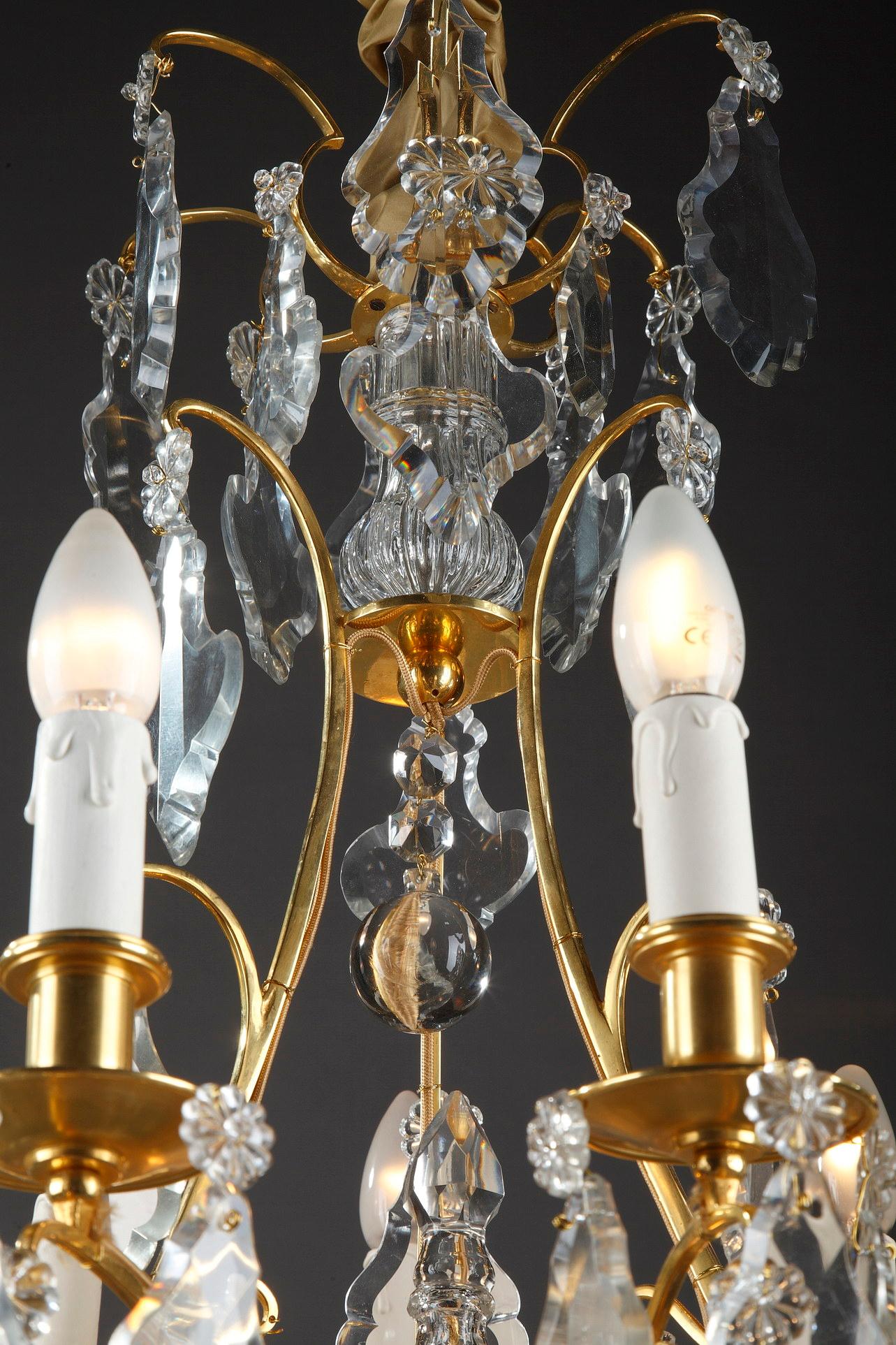 Lampadario a otto bracci con luci in bronzo dorato e pendenti in vendita 8