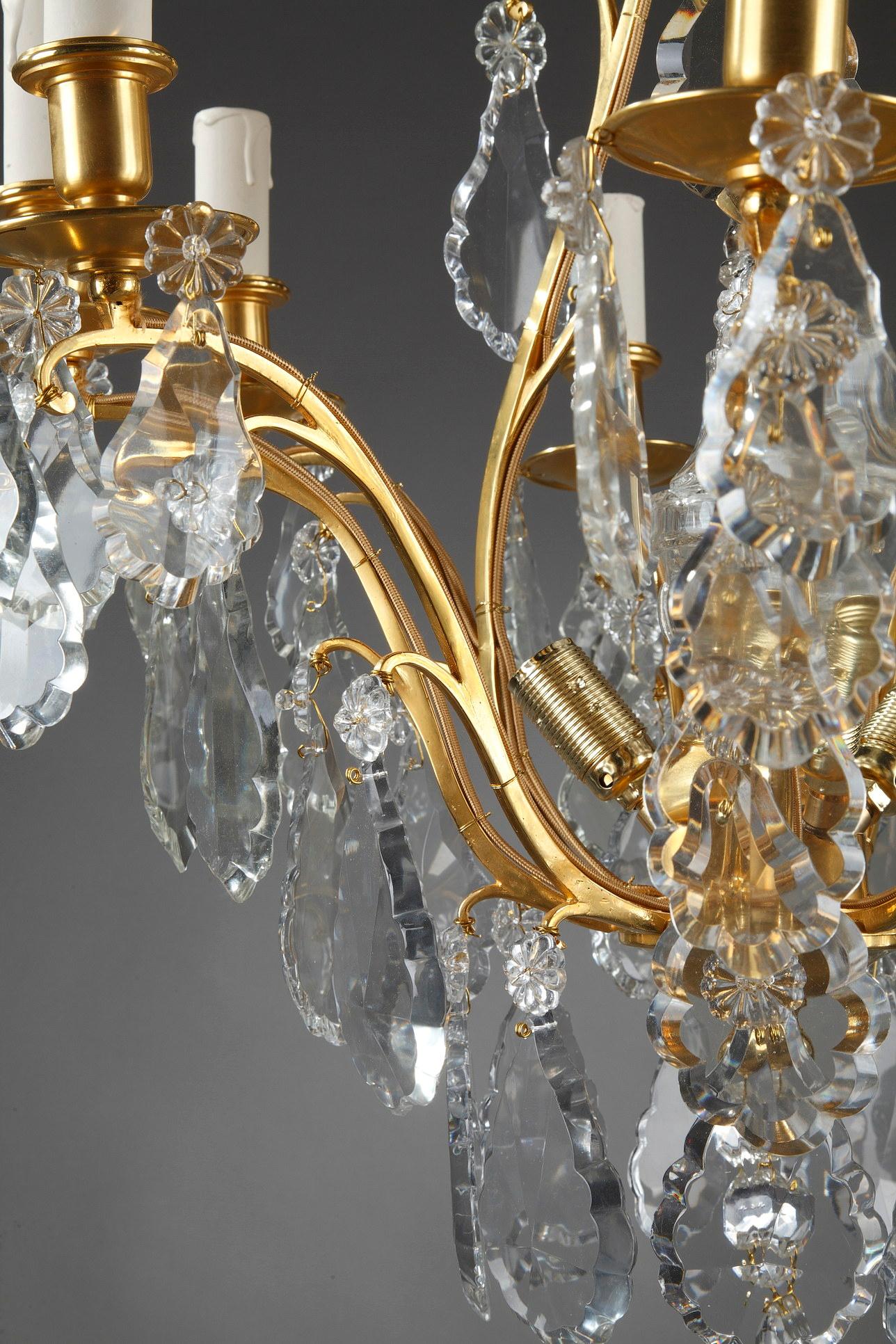Lustre avec huit bras de lumières en bronze doré et pendentifs  en vente 12