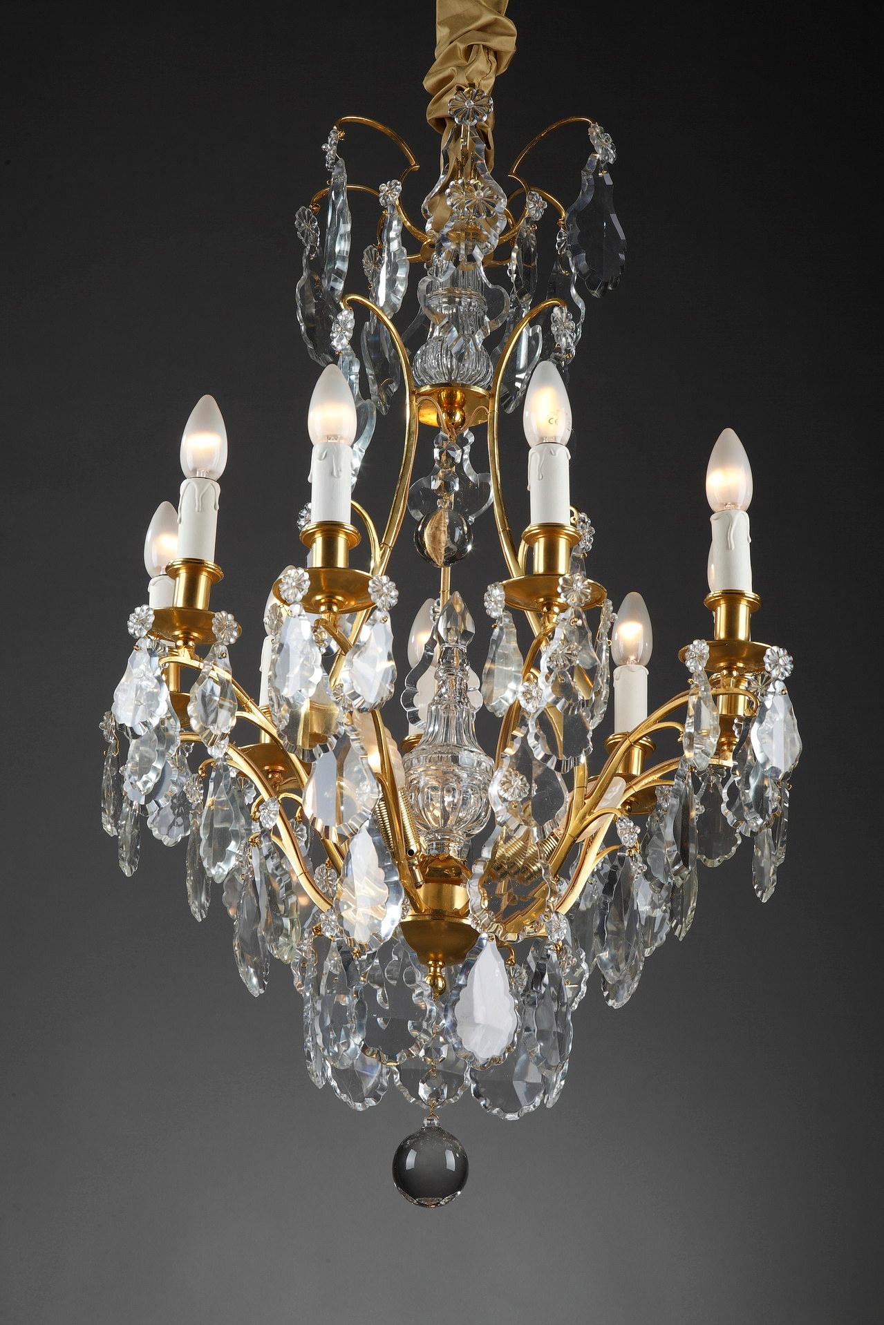 Louis XV Chandelier with Eight Arms of Lights in Gilded Bronze and Pendants  For Sale
