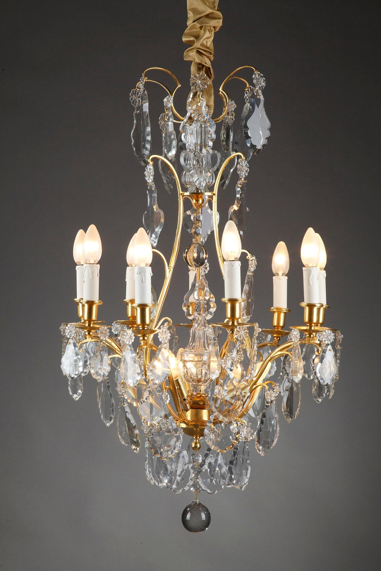 Français Lustre avec huit bras de lumières en bronze doré et pendentifs  en vente