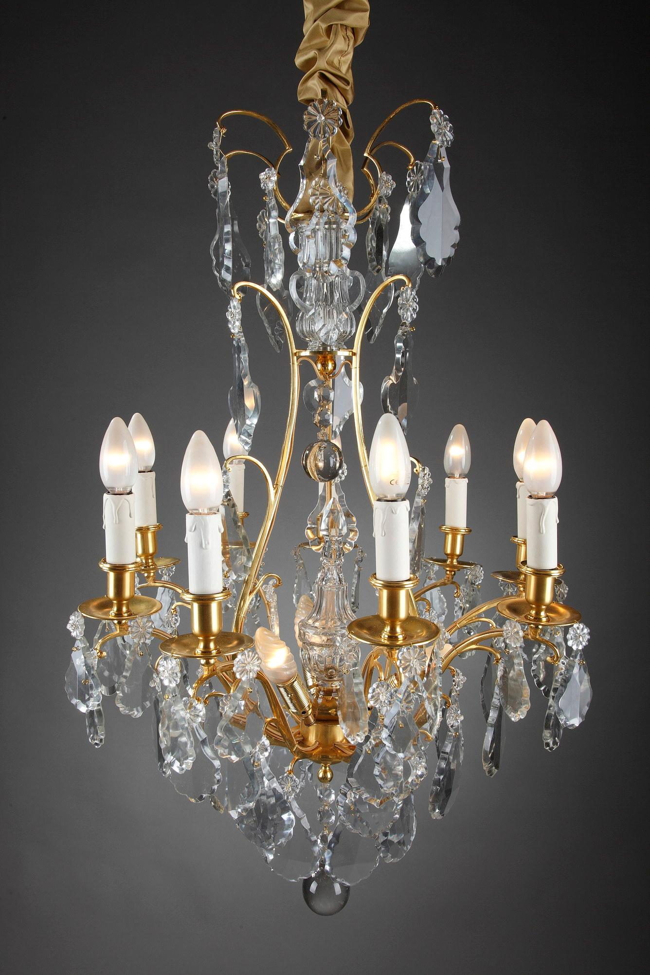 Doré Lustre avec huit bras de lumières en bronze doré et pendentifs  en vente