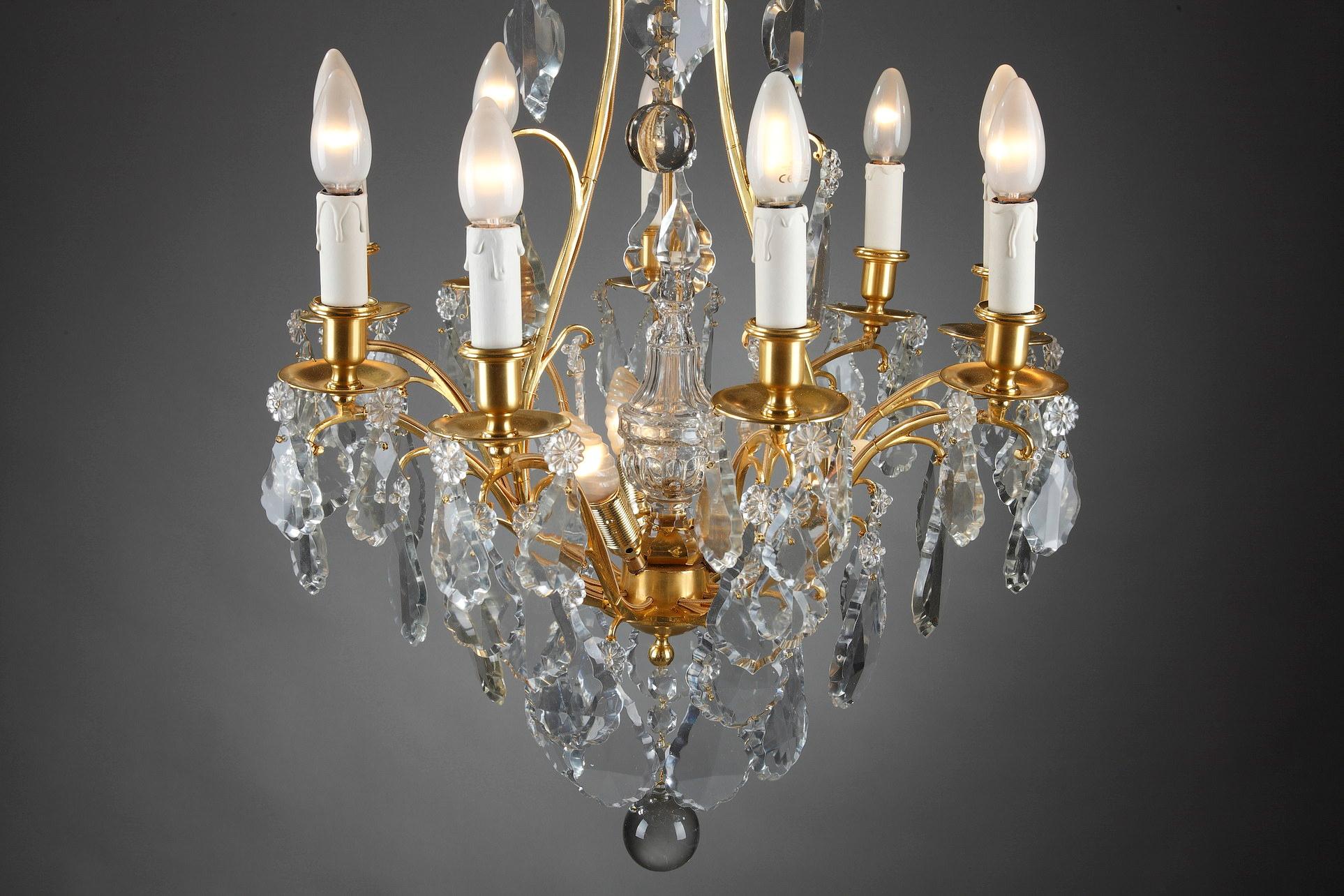 Chandelier with Eight Arms of Lights in Gilded Bronze and Pendants  In Good Condition For Sale In Paris, FR