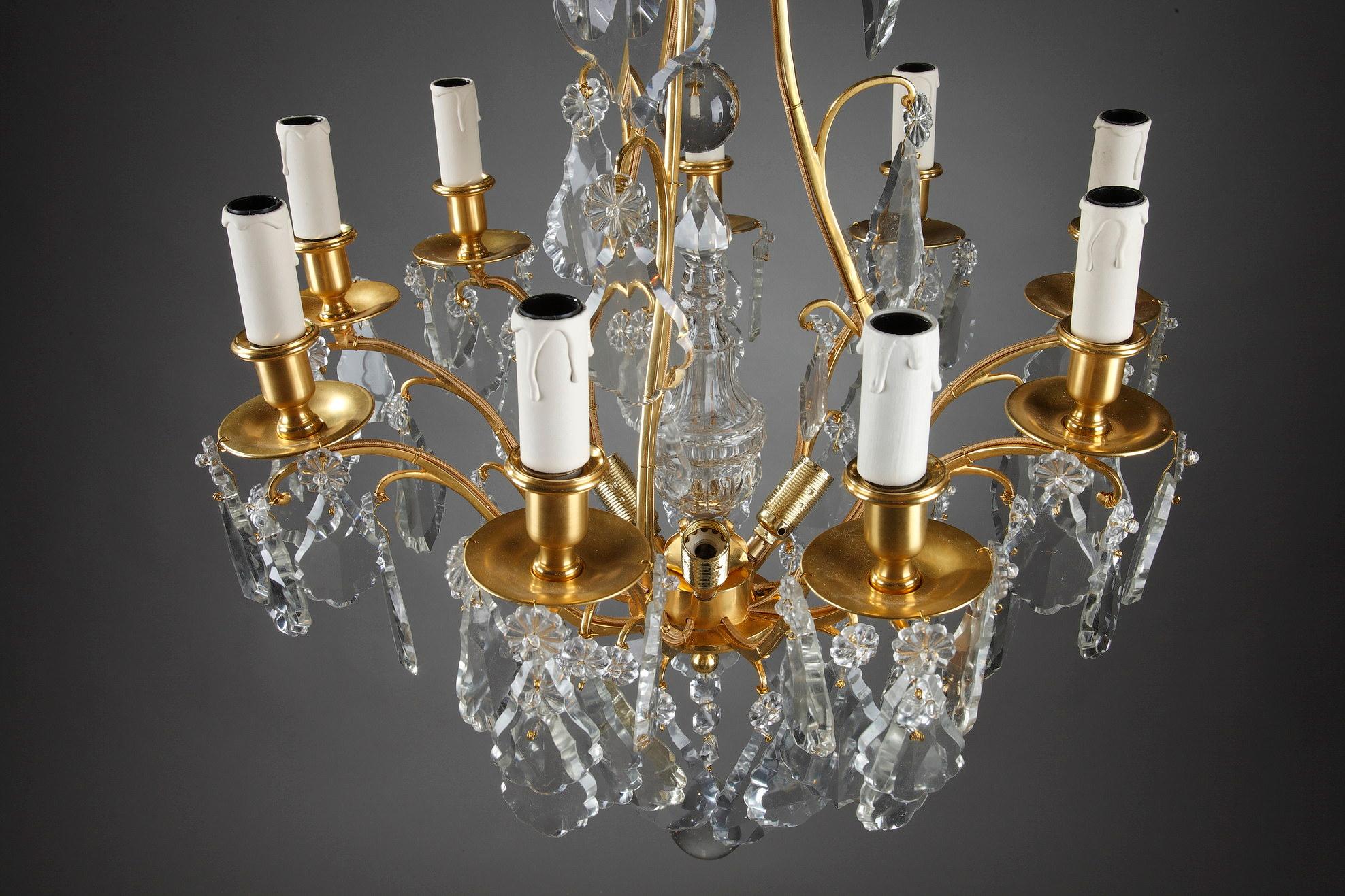 Mid-19th Century Chandelier with Eight Arms of Lights in Gilded Bronze and Pendants  For Sale