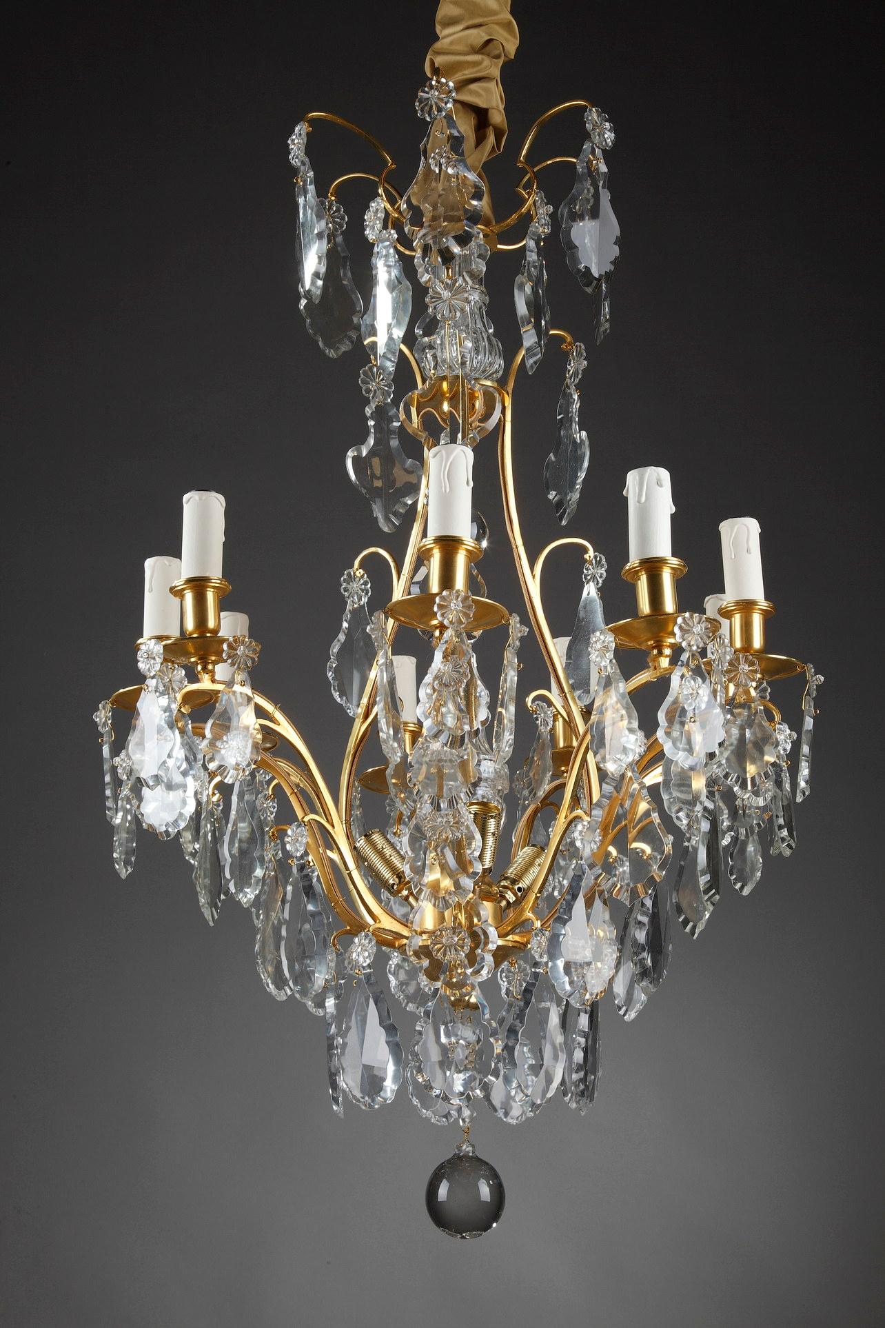 Chandelier with Eight Arms of Lights in Gilded Bronze and Pendants  For Sale 1