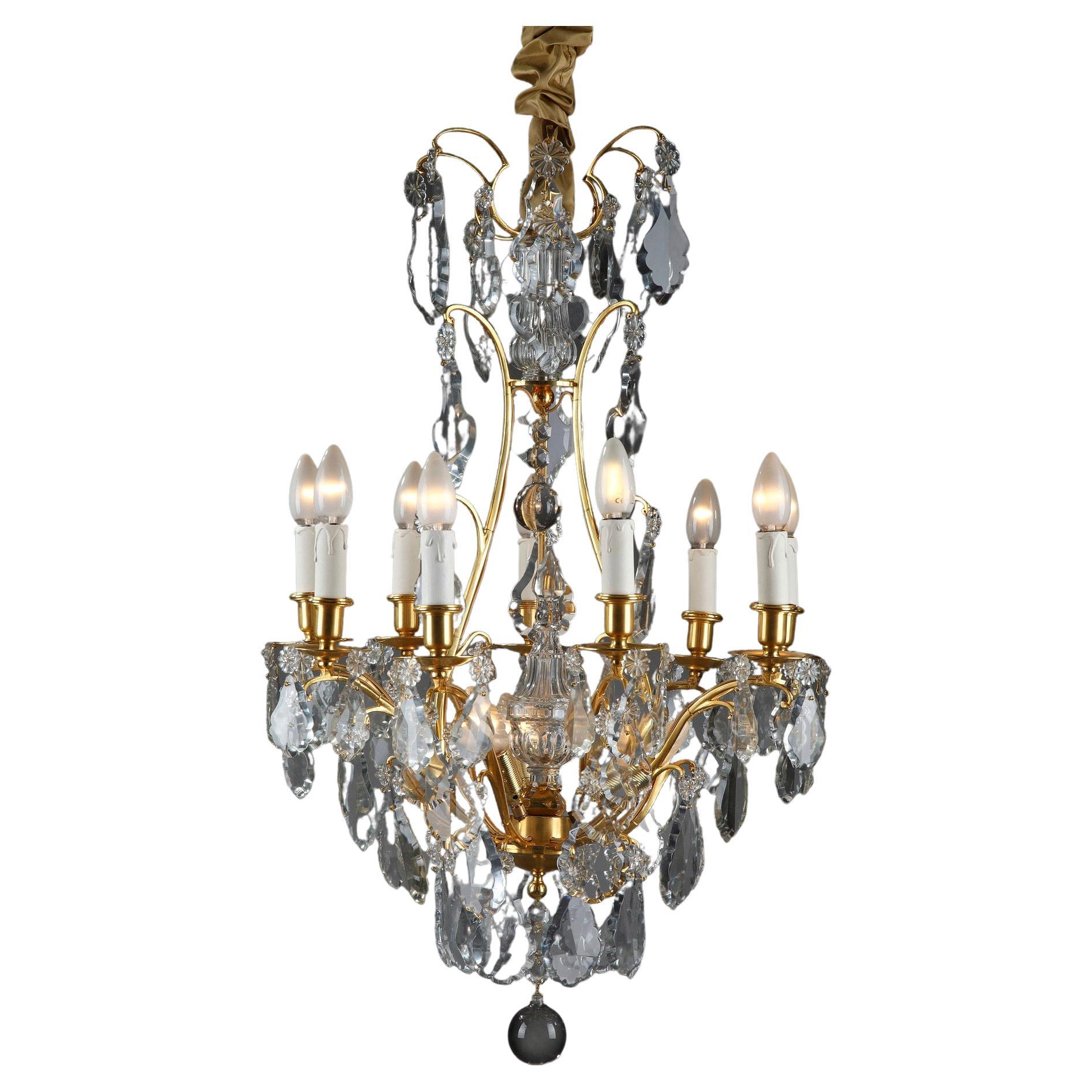 Lustre avec huit bras de lumières en bronze doré et pendentifs 