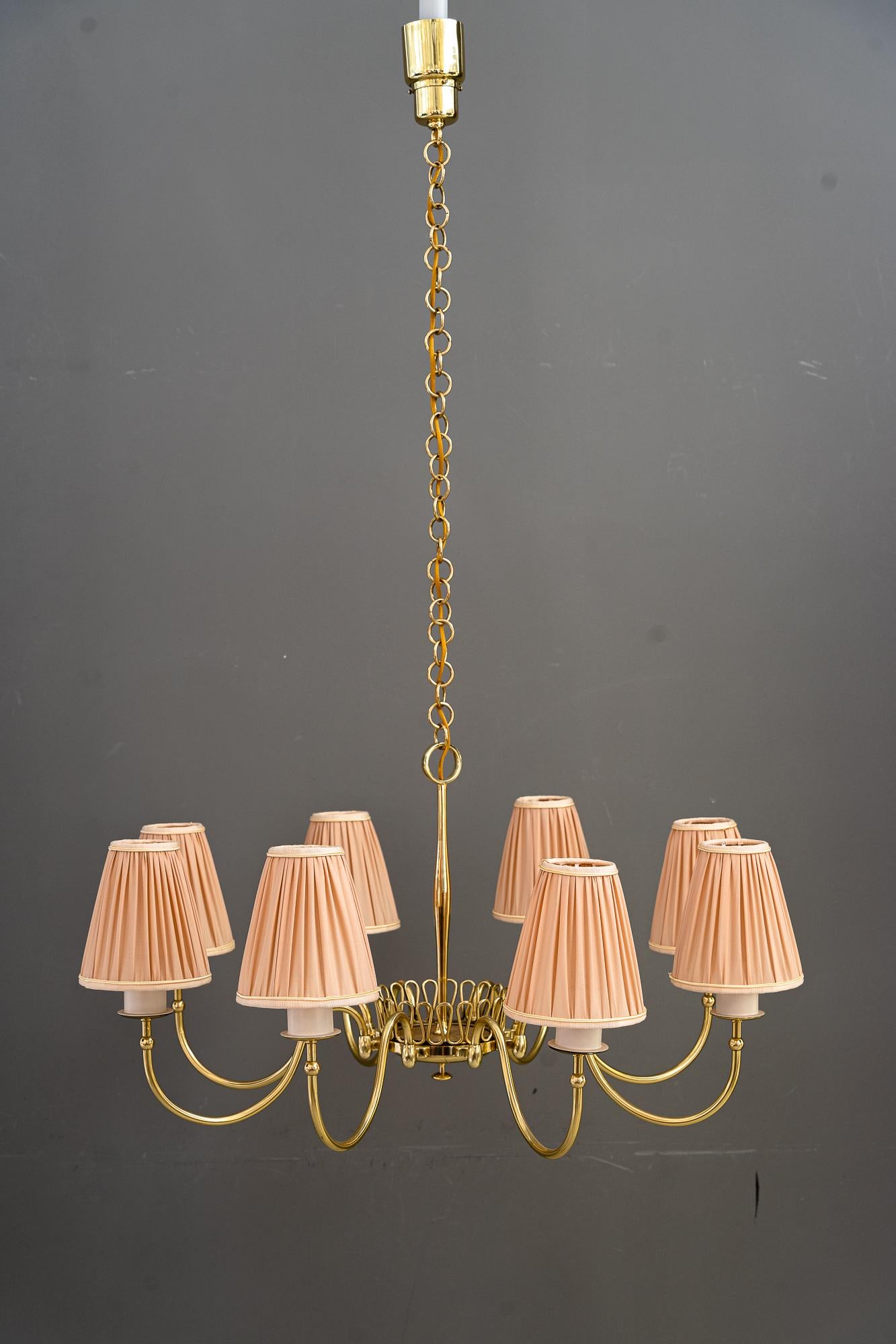 Chandelier with fabric shades around 1950s attr. Josef Frank
The fabric shades are replaced ( new )
Polished and stove enameled
The height is easily adjustable by removing the chain parts
Rare model.