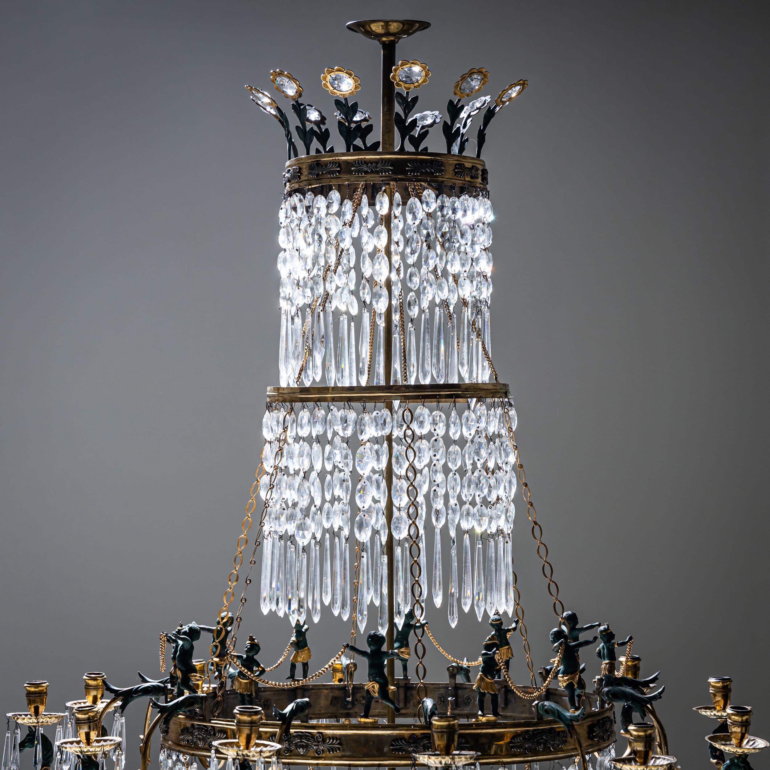 Bronzo Lampadario con decorazioni figurative, 1830 circa in vendita