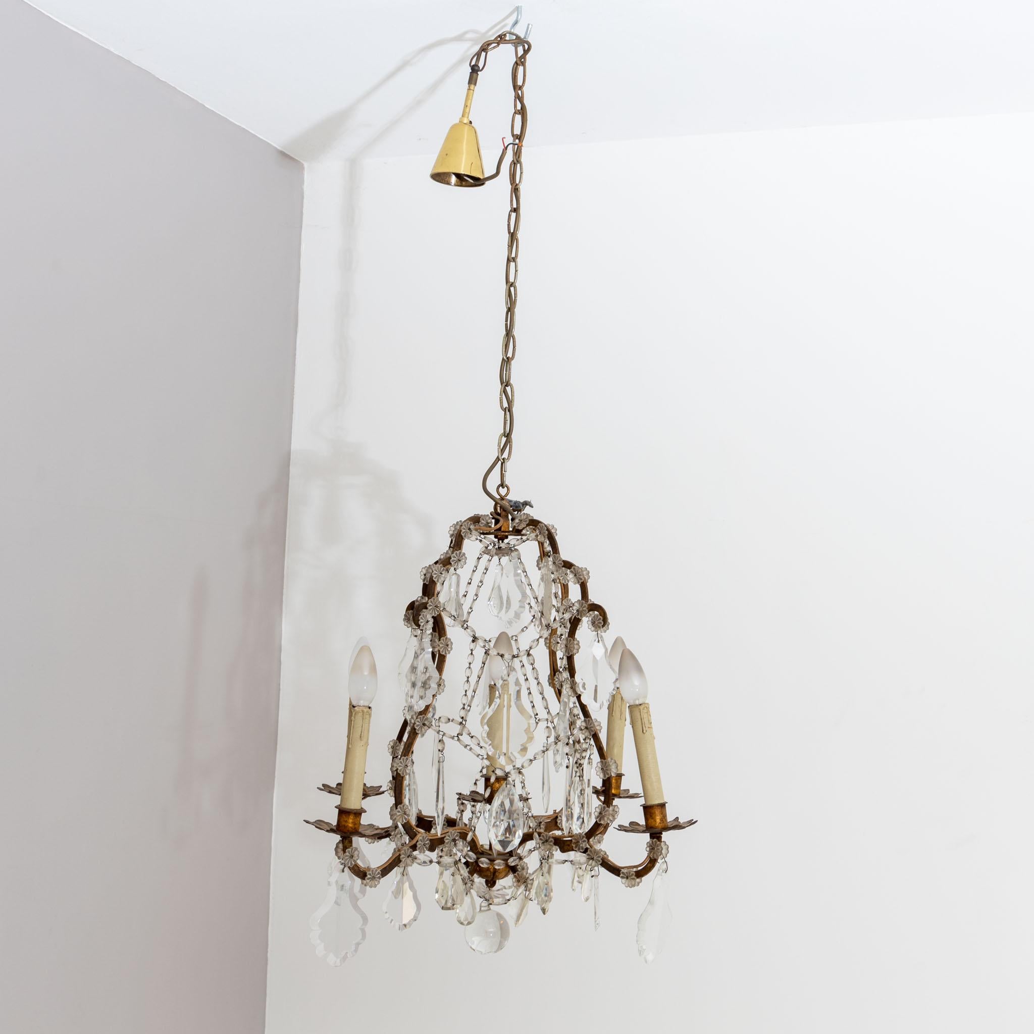 Laiton Lustre à cinq douilles et prismes en verre, 1ère moitié du 20ème siècle en vente