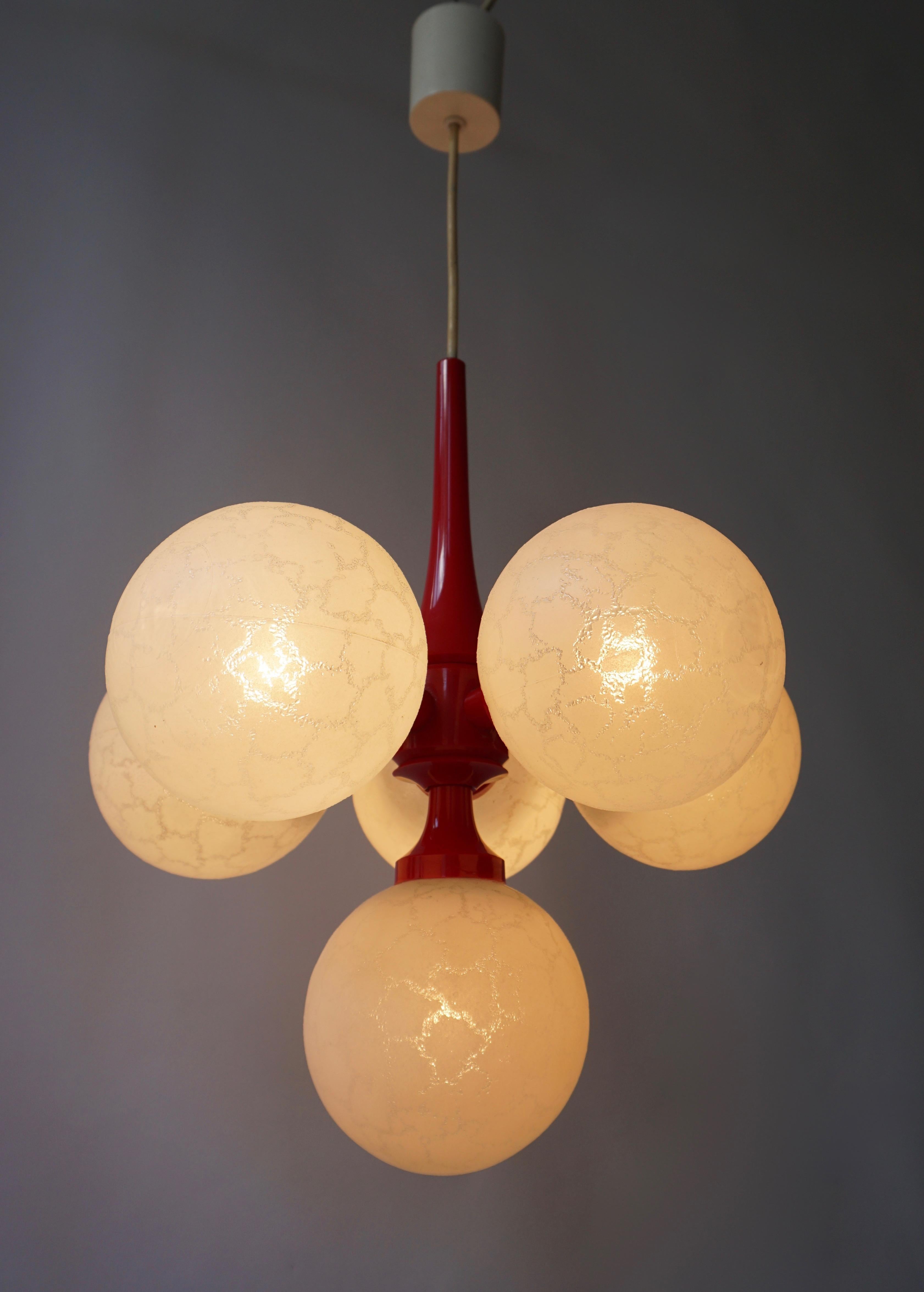 Italian chandelier with six Murano glass globes.
Diameter 38 cm.
Height fixture 43 cm.
Total height 70 cm.
Six E14 bulbs.