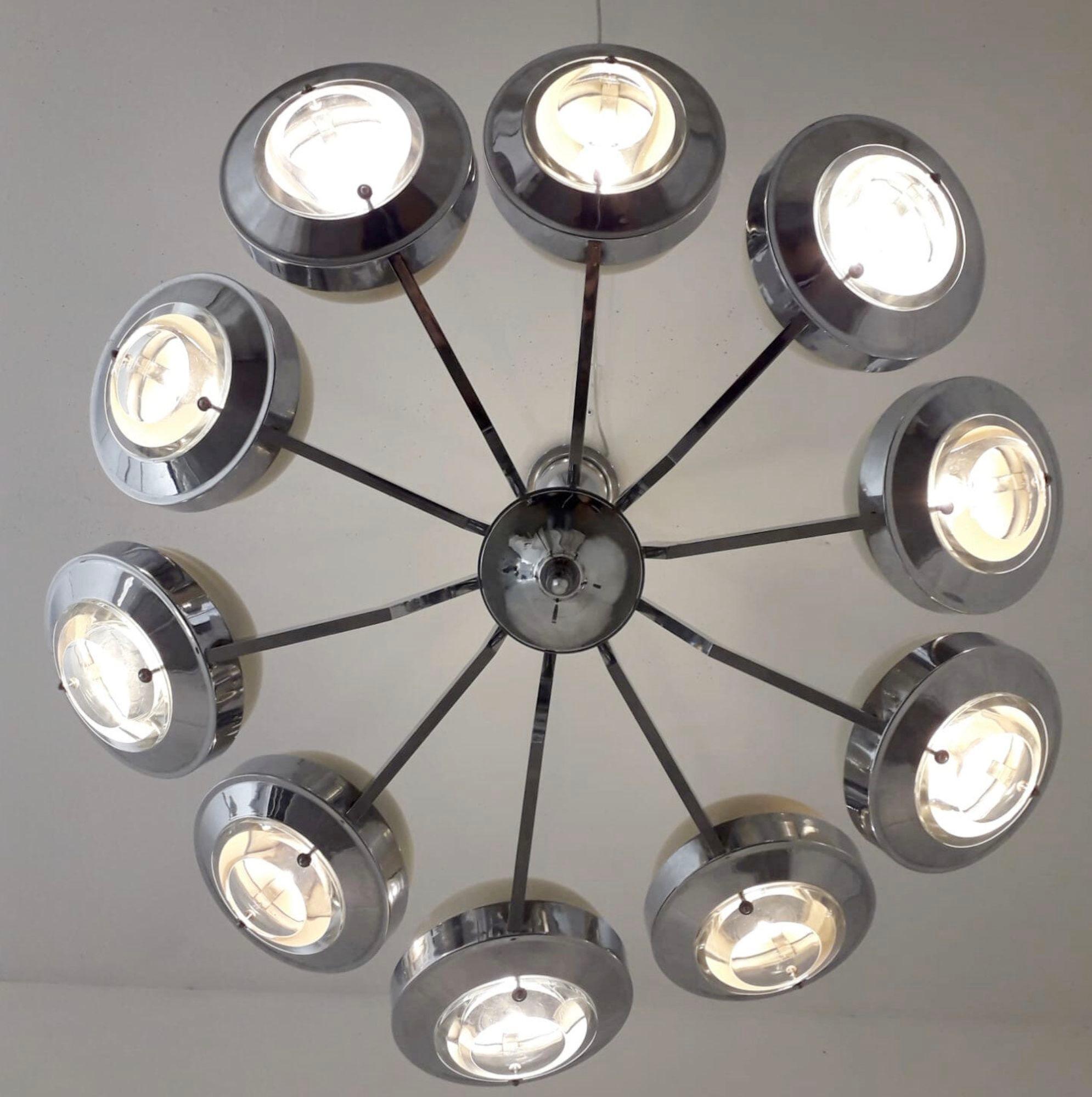 Lampadario originale italiano a 10 bracci cromati con diffusori a lente di vetro e paralumi in metallo smaltato di Torlasco / Made in Italy circa anni '70
Diametro: 31,5 pollici / Altezza: 32,5 pollici con asta e baldacchino inclusi