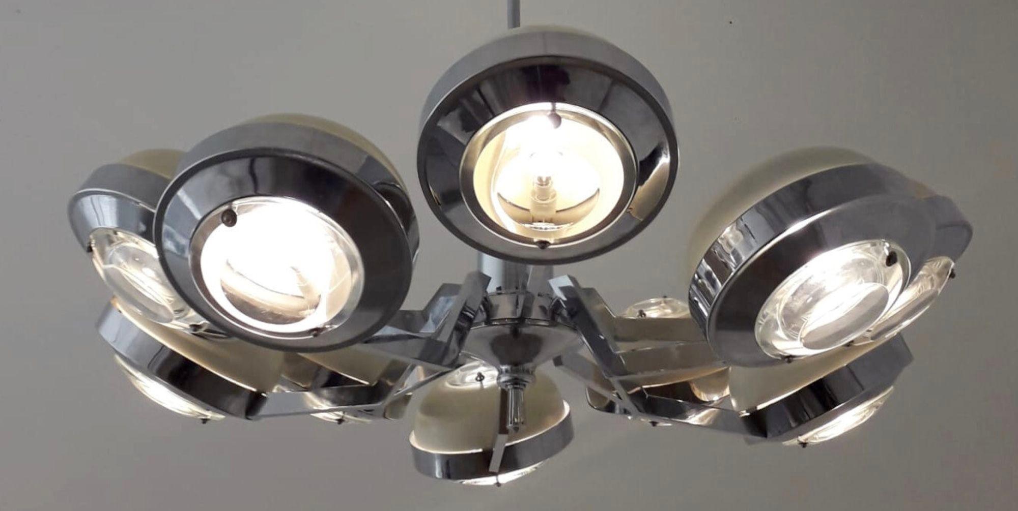 Lampadario con diffusori in vetro e paralumi in metallo smaltato di Torlasco Italia In condizioni ottime in vendita a Los Angeles, CA