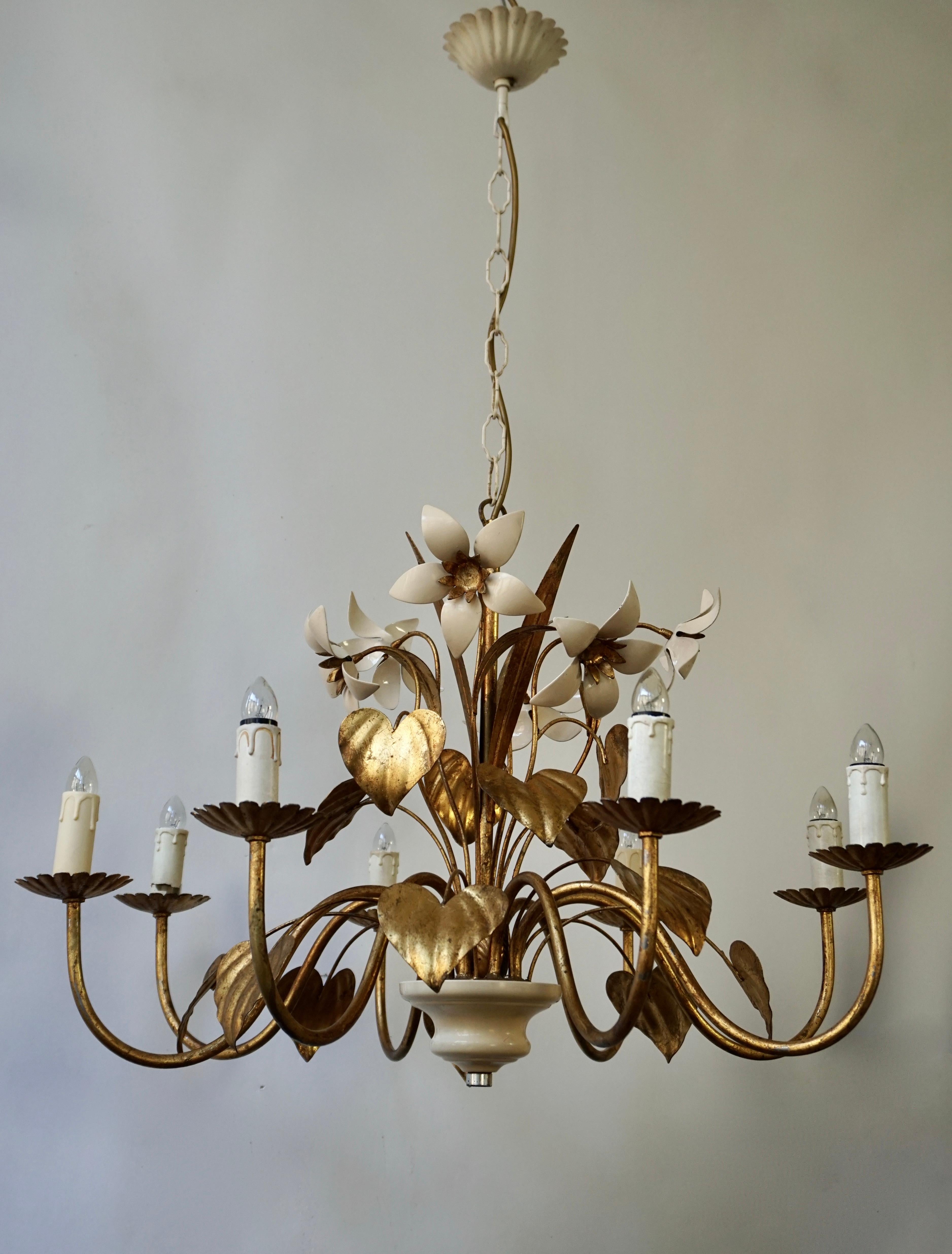 Italian brass chandelier with white flowers.

The light requires eight single E14 screw fit lightbulbs (45 Watt max.) LED compatible.

Diameter 69 cm.
Height fixture 46 cm.
Total height 92 cm.