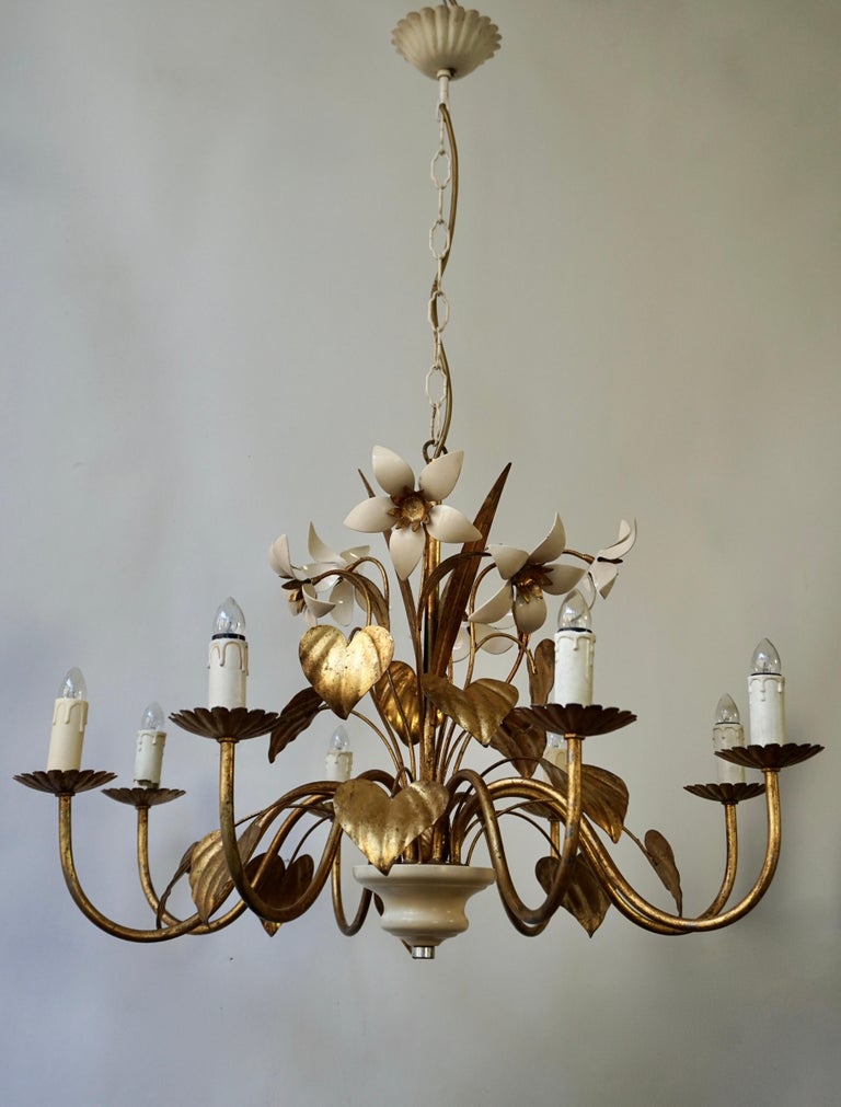 Italian brass chandelier with white flowers.

The light requires eight single E14 screw fit lightbulbs (45 Watt max.) LED compatible.

Diameter 69 cm.
Height fixture 46 cm.
Total height 92 cm.