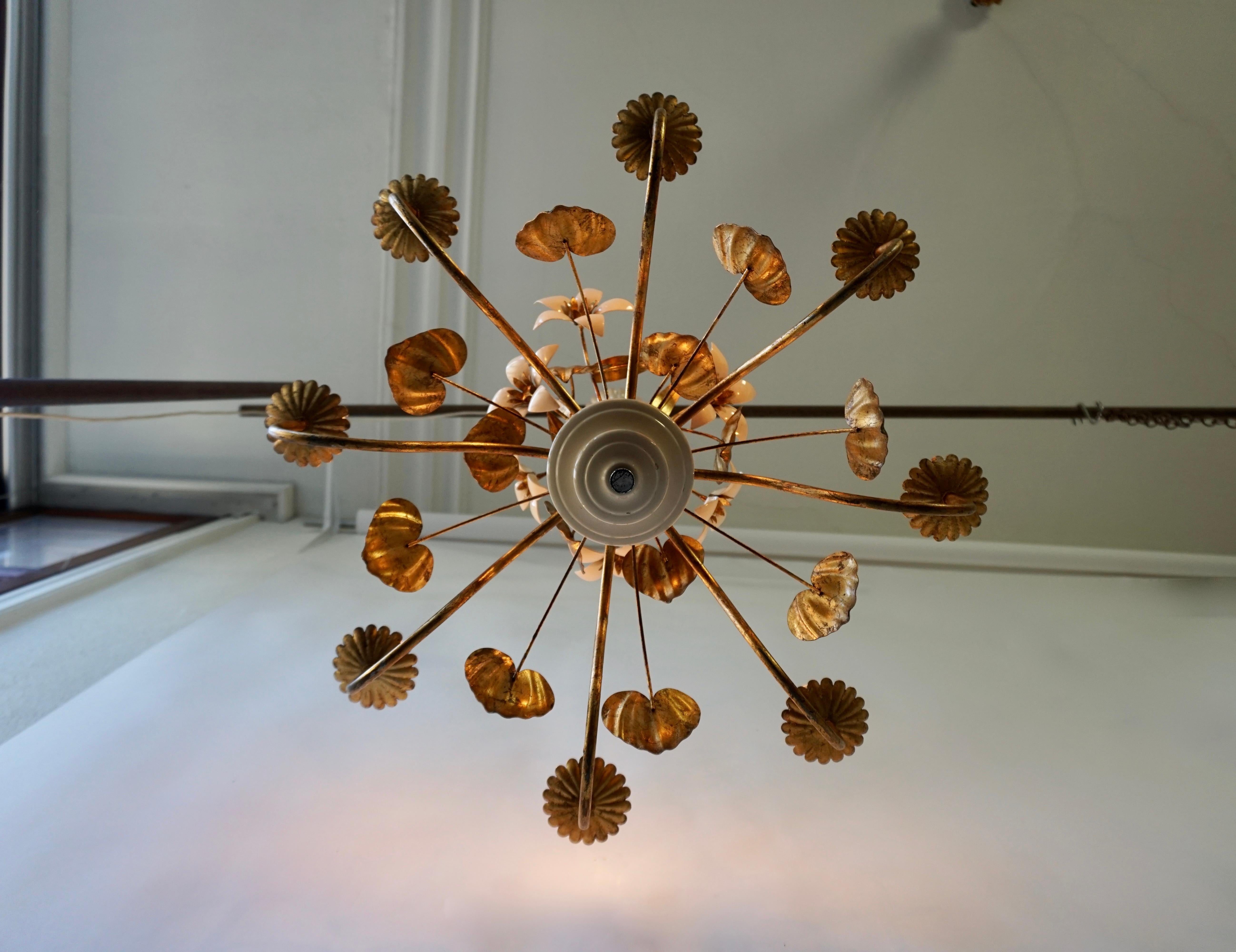 Ottone Lampadario con foglie dorate e fiori bianchi in vendita