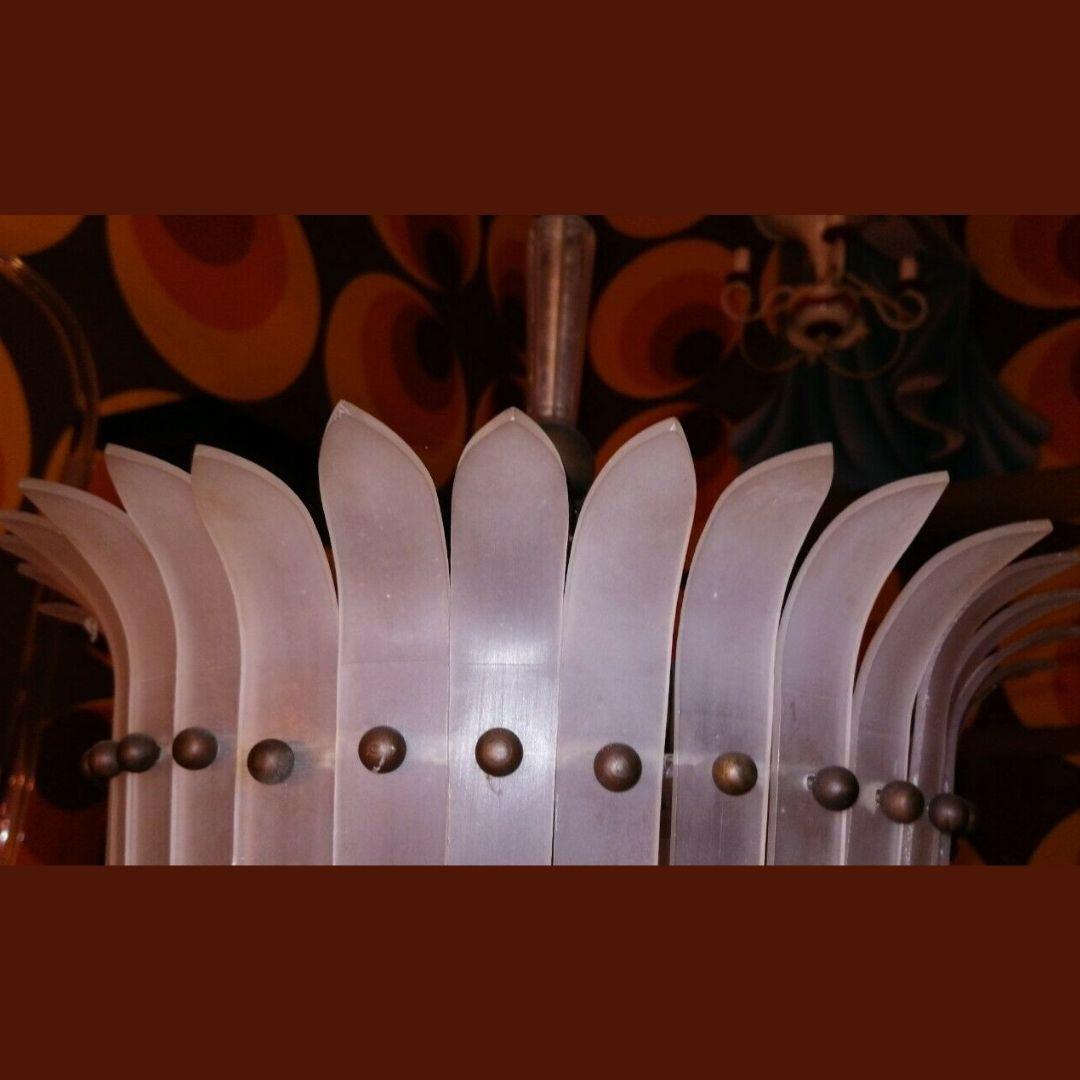 Kronleuchter mit Kopfbändern aus Plexiglas und Messing, 1960er Jahre im Angebot 2
