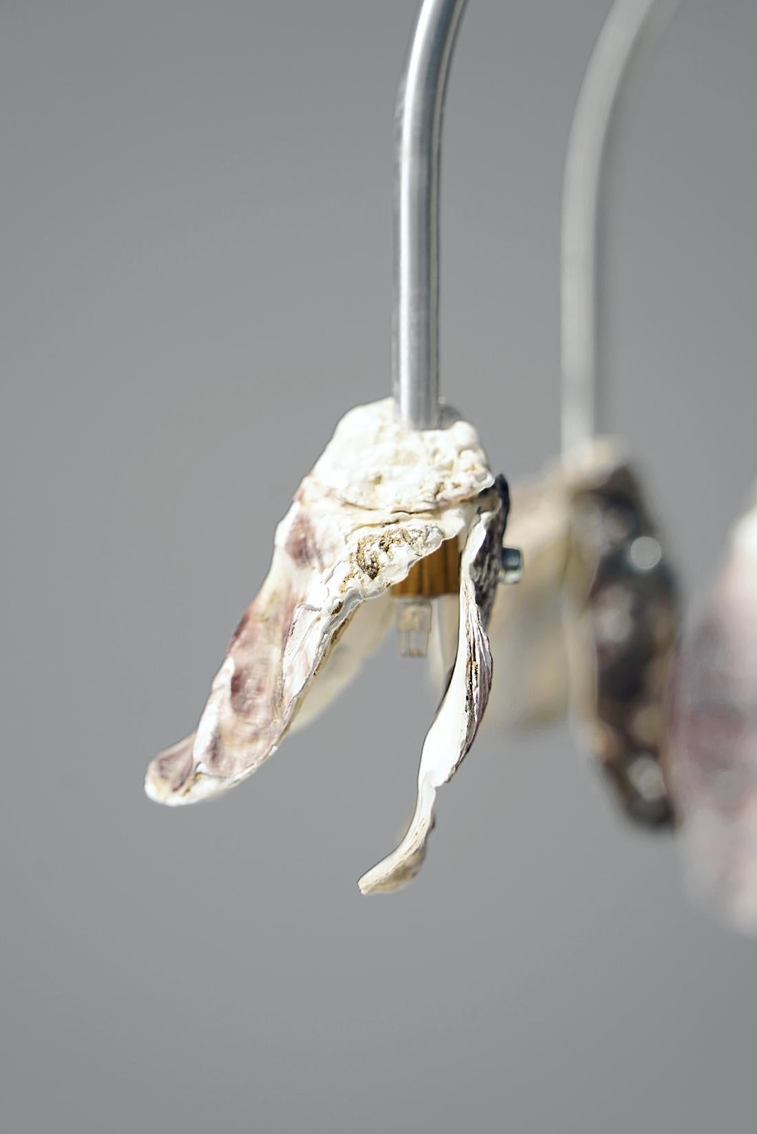Postmoderno Lampadario a sospensione con conchiglie in metallo e alluminio di Touch With Eyes in vendita