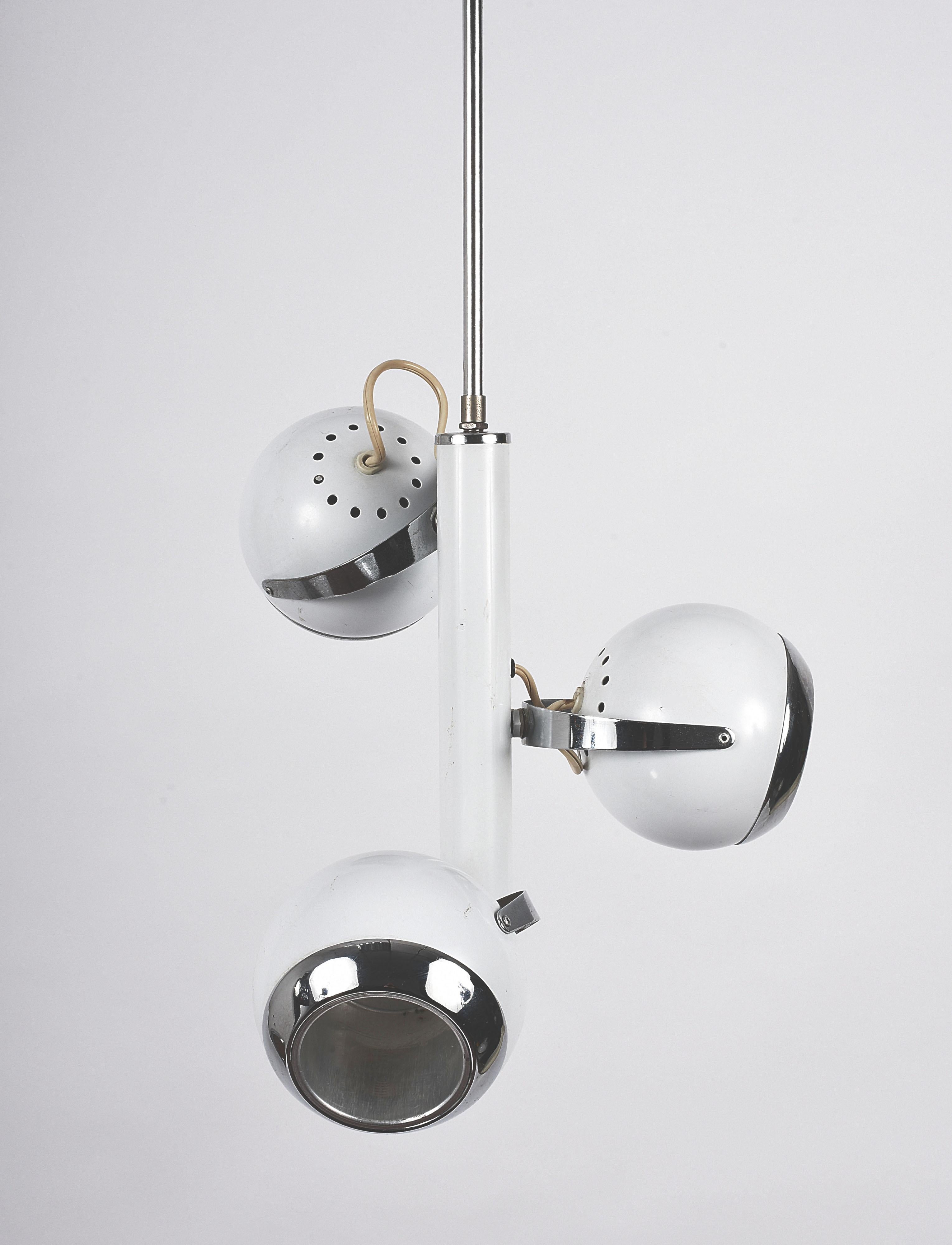 Chrome and enamelled Space Age three-light chandelier.
Beautiful chandelier with three adjustable spheres.


Measures: Diameter 35 cm, height 62. Spheres 13 cm in diameter.