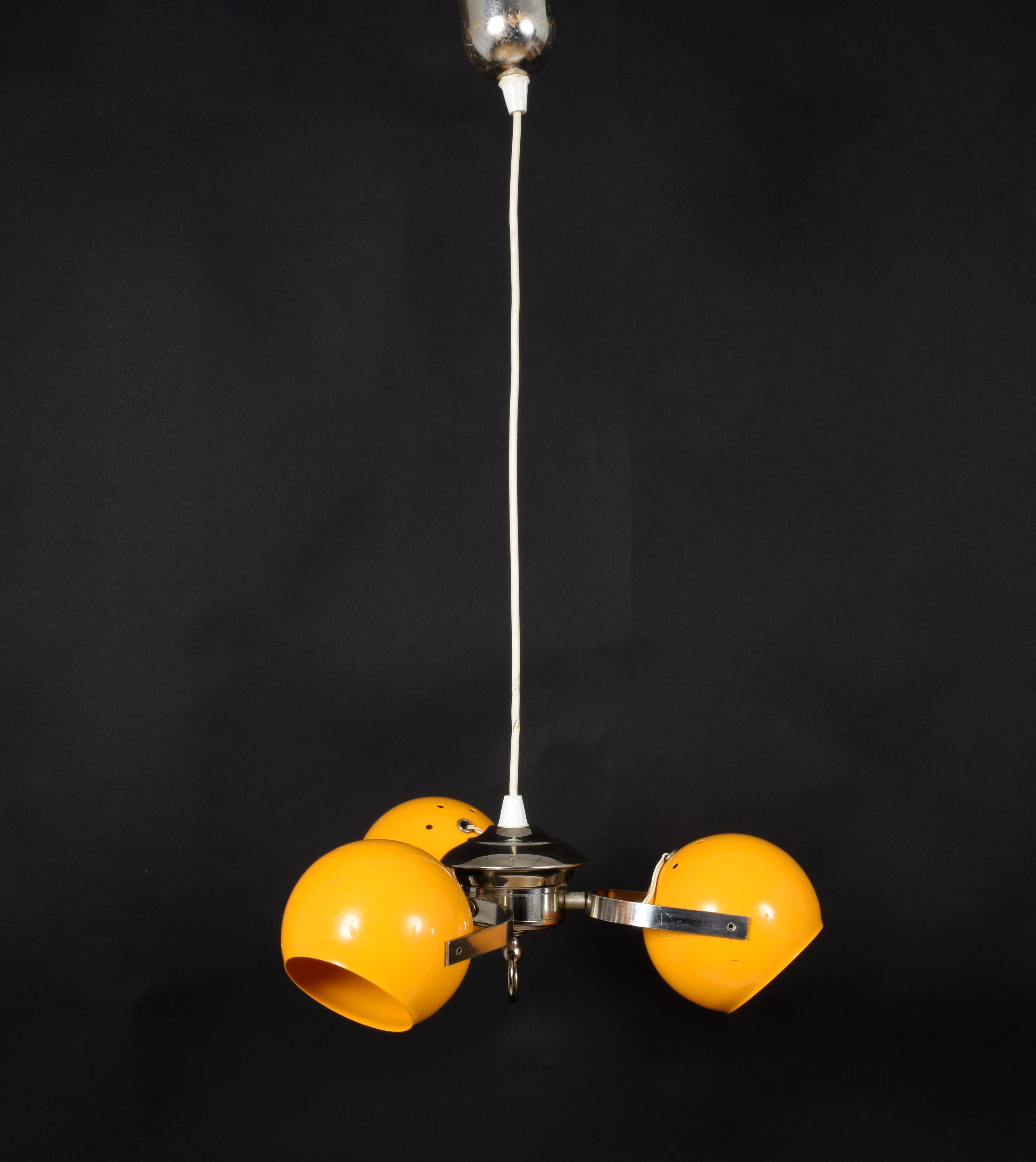 Chrome and enameled Space Age three-light chandelier.
Beautiful chandelier with three adjustable spheres.


Measures: Diameter 40 cm, height 70. Spheres 12 cm in diameter.