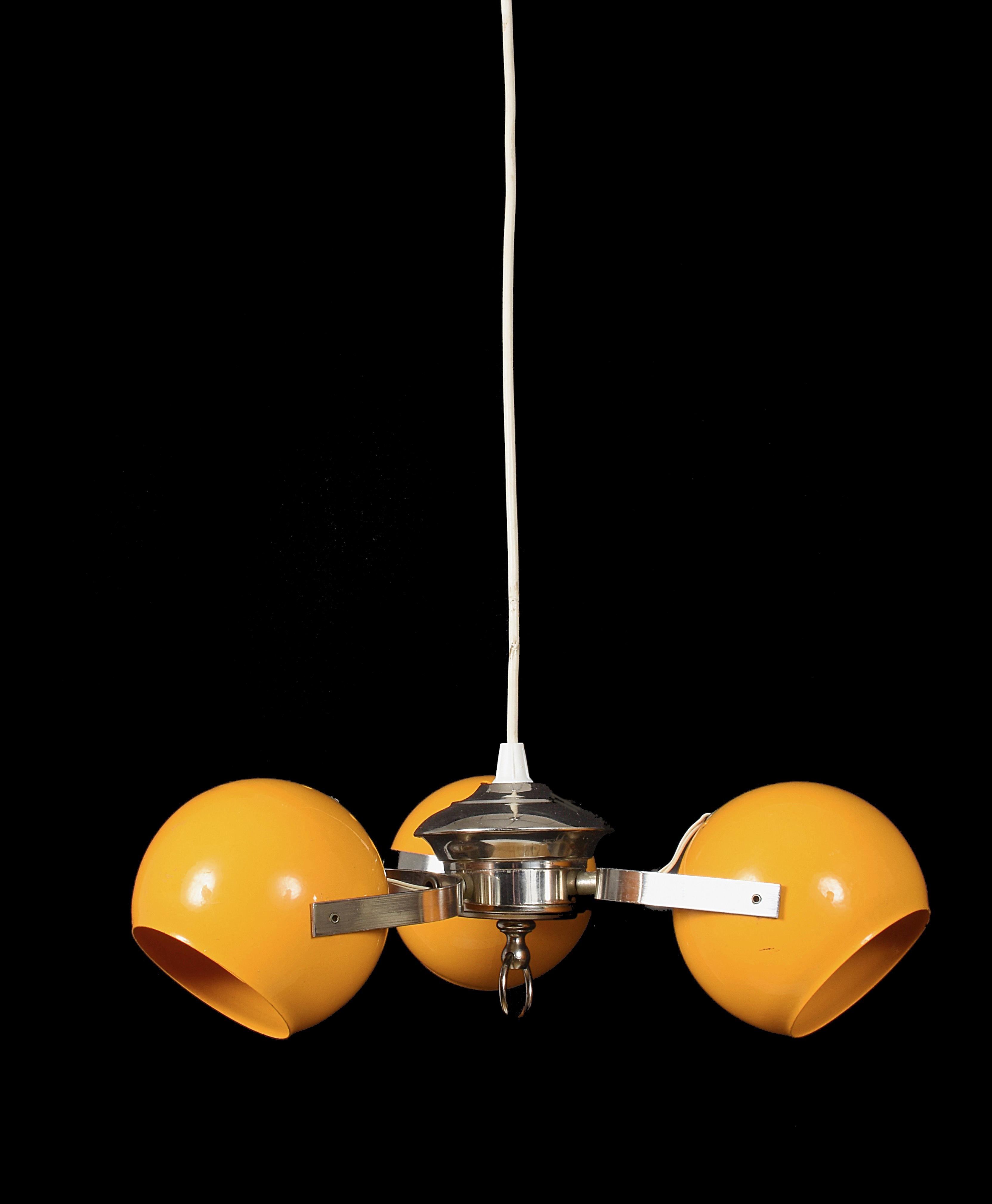 Chandelier with Three Adjustable Lights Yellow and Chrome, Italy, 1970s (Moderne der Mitte des Jahrhunderts)