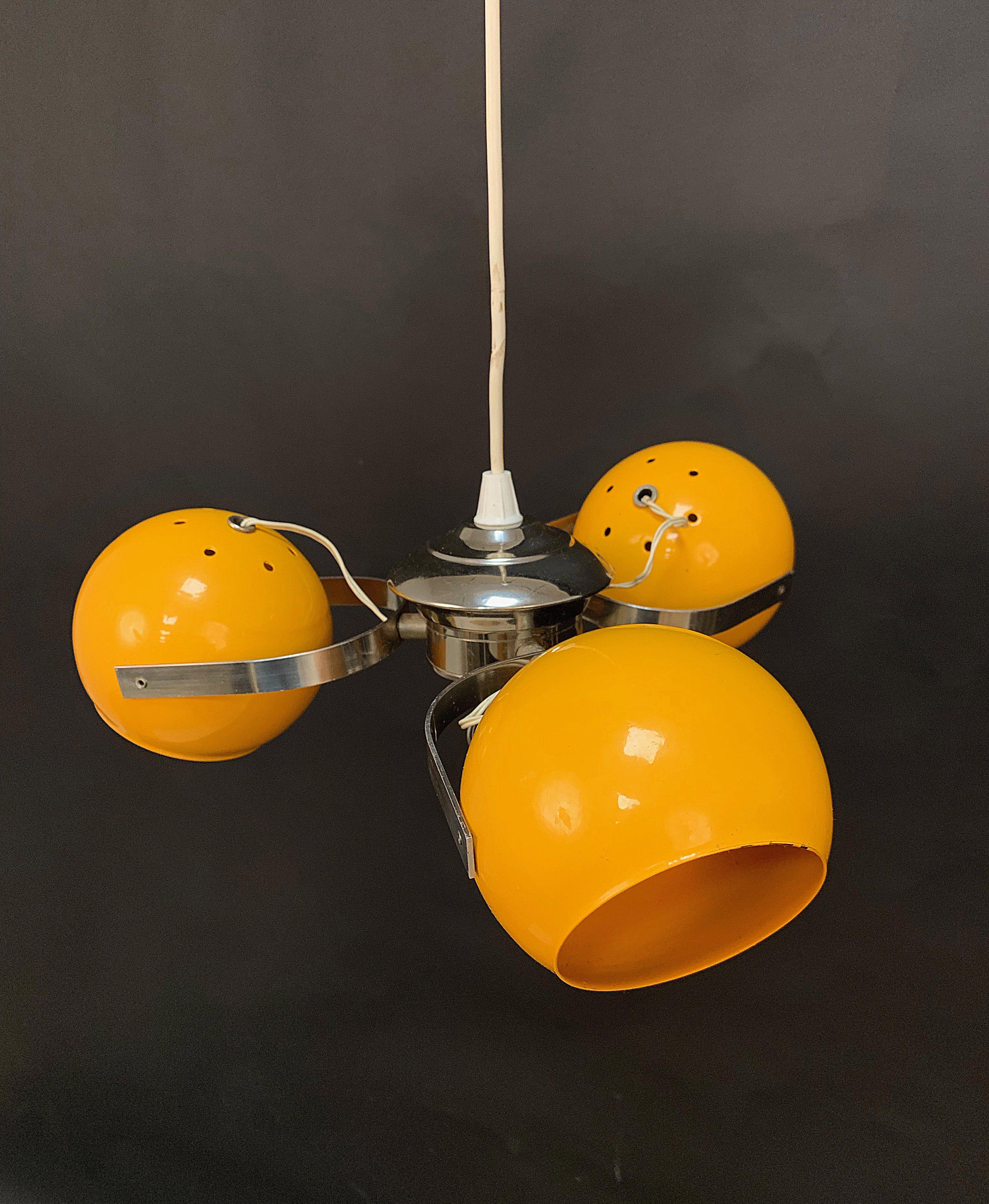 Chandelier with Three Adjustable Lights Yellow and Chrome, Italy, 1970s im Zustand „Relativ gut“ in Roma, IT