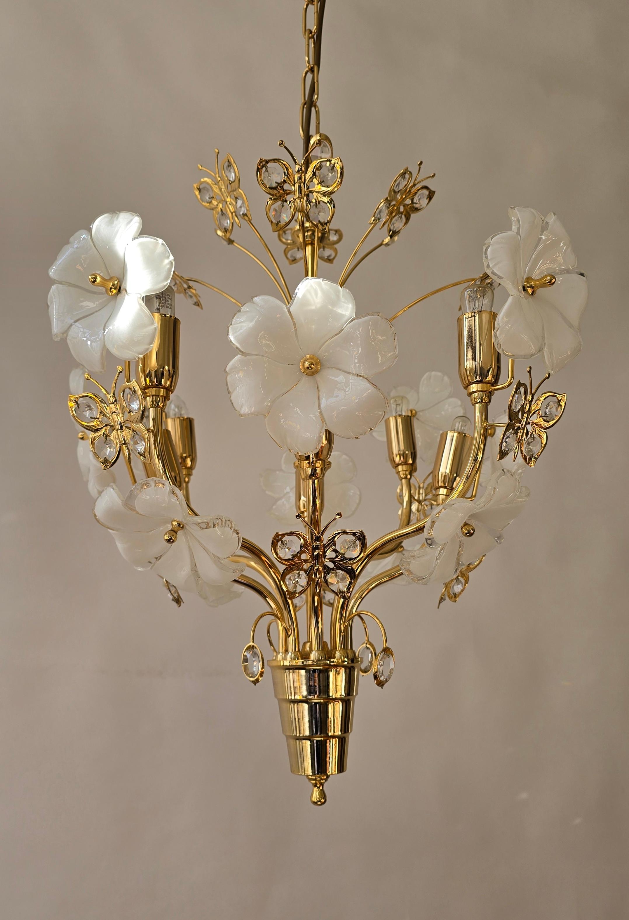 Chandelier with White Murano Glass Flowers and Crystal Butterflies In Good Condition For Sale In Antwerp, BE