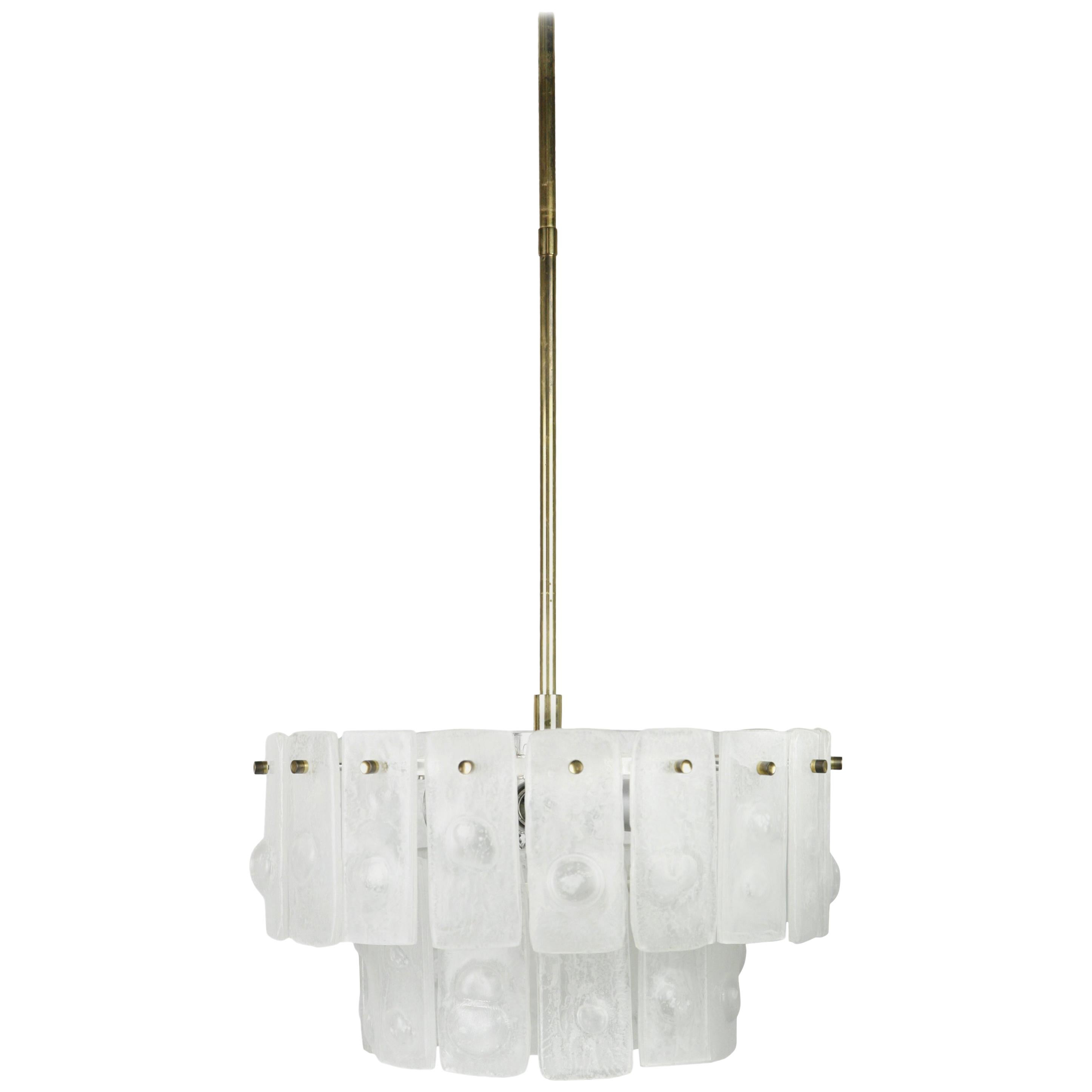 Cadre chromé avec raccords en laiton sur une tige en laiton contenant de nombreuses pièces de verre allongées qui ont un motif et une finition mate qui donne l'impression de la surface de la glace avec une grande bulle d'air sur chaque partie