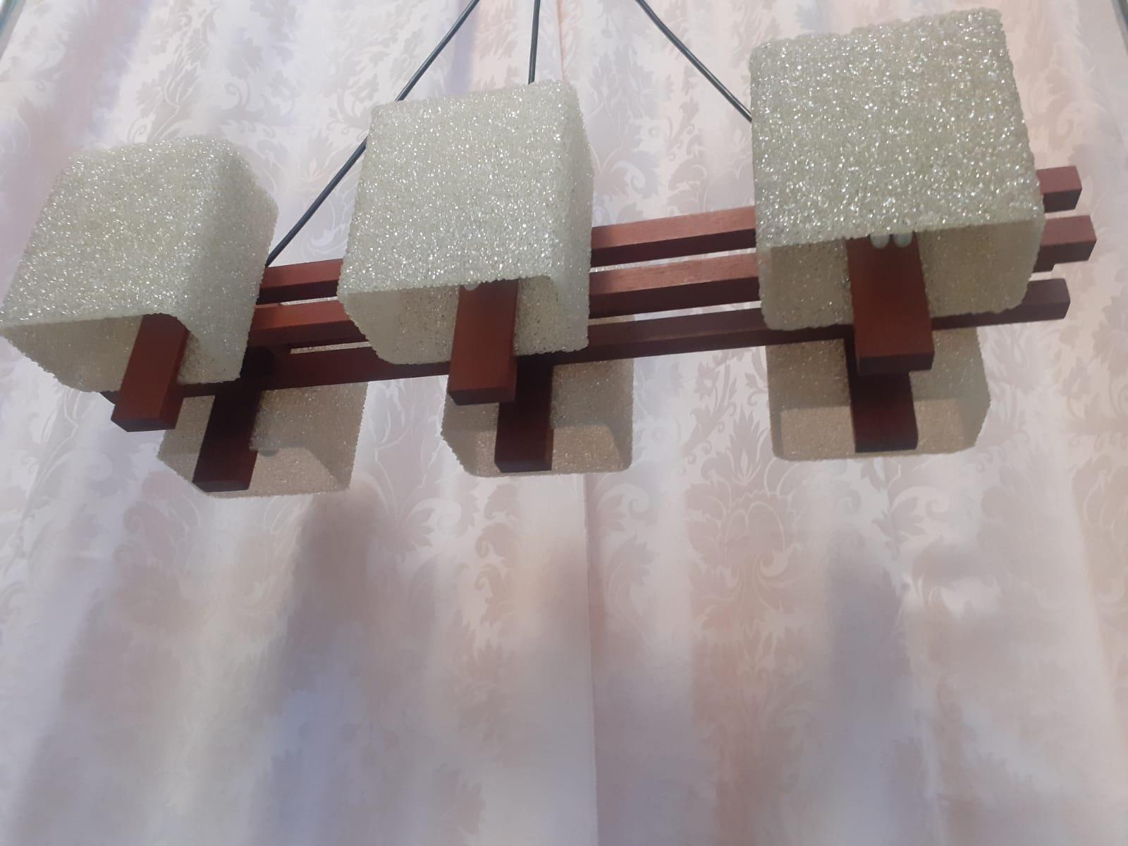 Araña de madera y metacrilato de ARLUS siglo XX en venta