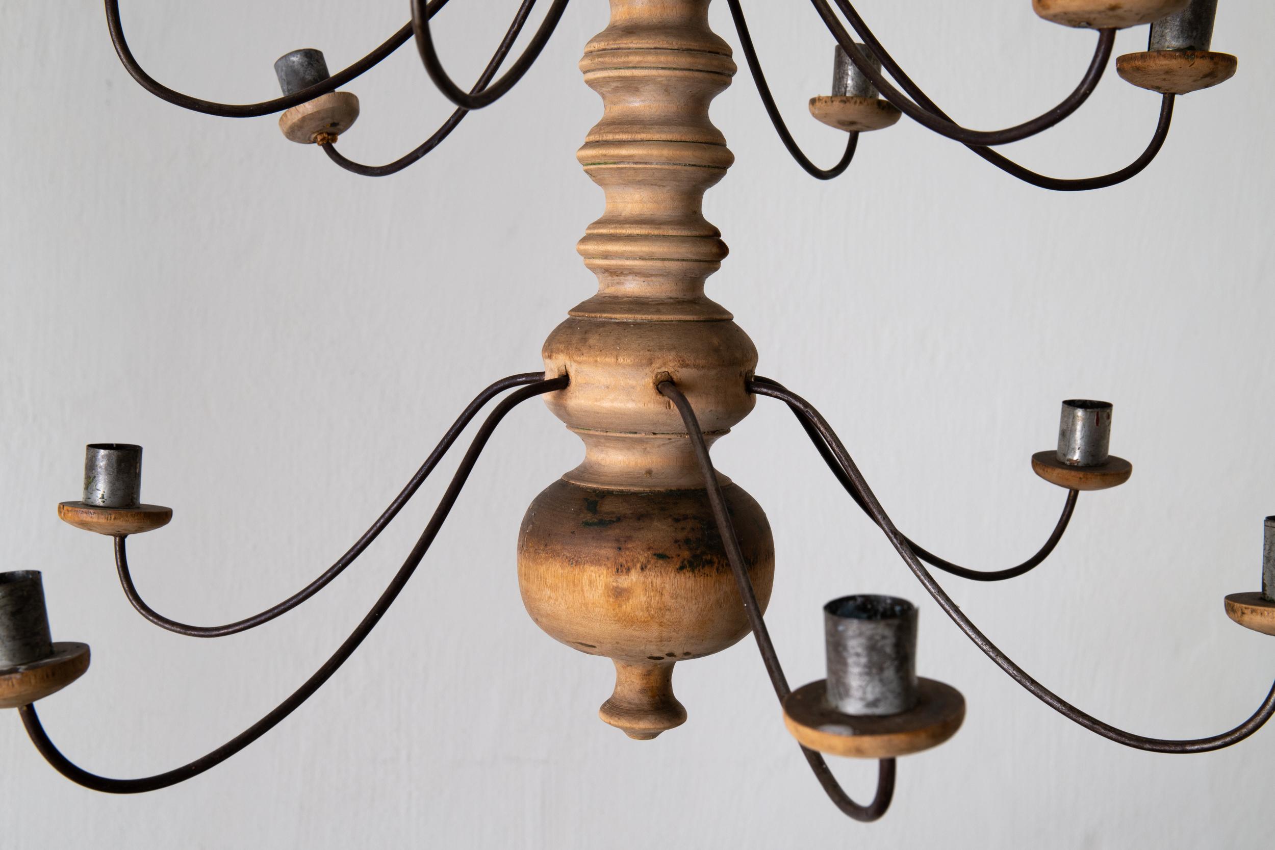 Chandelier wood rustic Swedish 18th century, Sweden. A chandelier made in Sweden during the 18th century. Body in wood with candleholders in metal for 16 candles.
