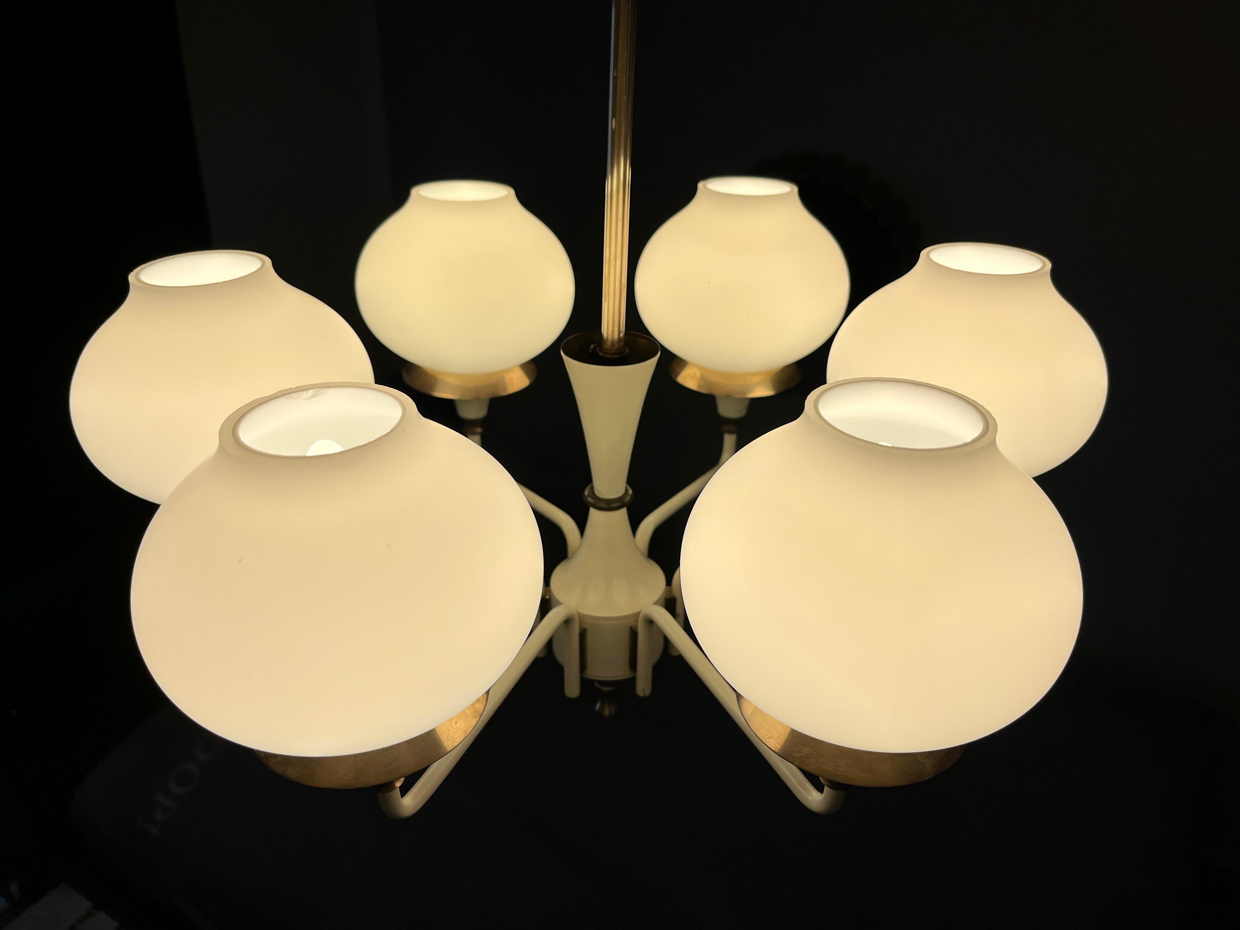 A chandelier made in Germany by Kaiser Leuchten in the 1960s.
6 opal glass shades on a brass frame.

The chandelier is in very good condition. All glass shades are intact.

Dimensions:
Ø: approx. 50 cm
Height: approx. 65 cm (measured including