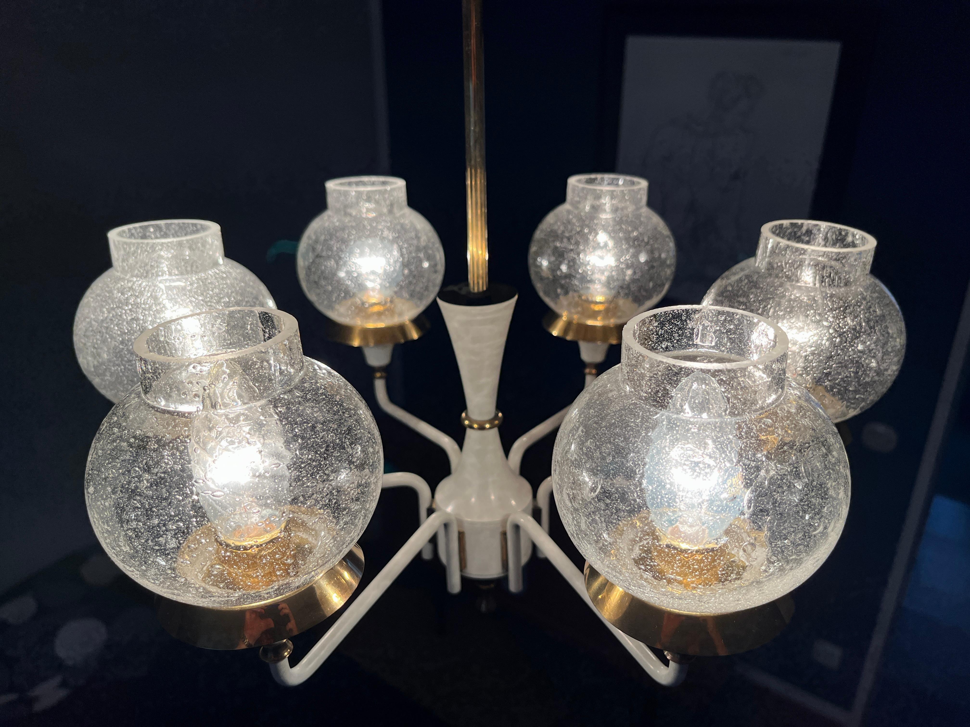 A chandelier made in Germany by Kaiser Leuchten in the 1960s.
6 hand-blown, transparent glass bulbs on a brass frame.

The chandelier is in very good condition. All glass bulbs are intact.

Dimensions:
Ø: approx. 50 cm
Height: approx. 65 cm