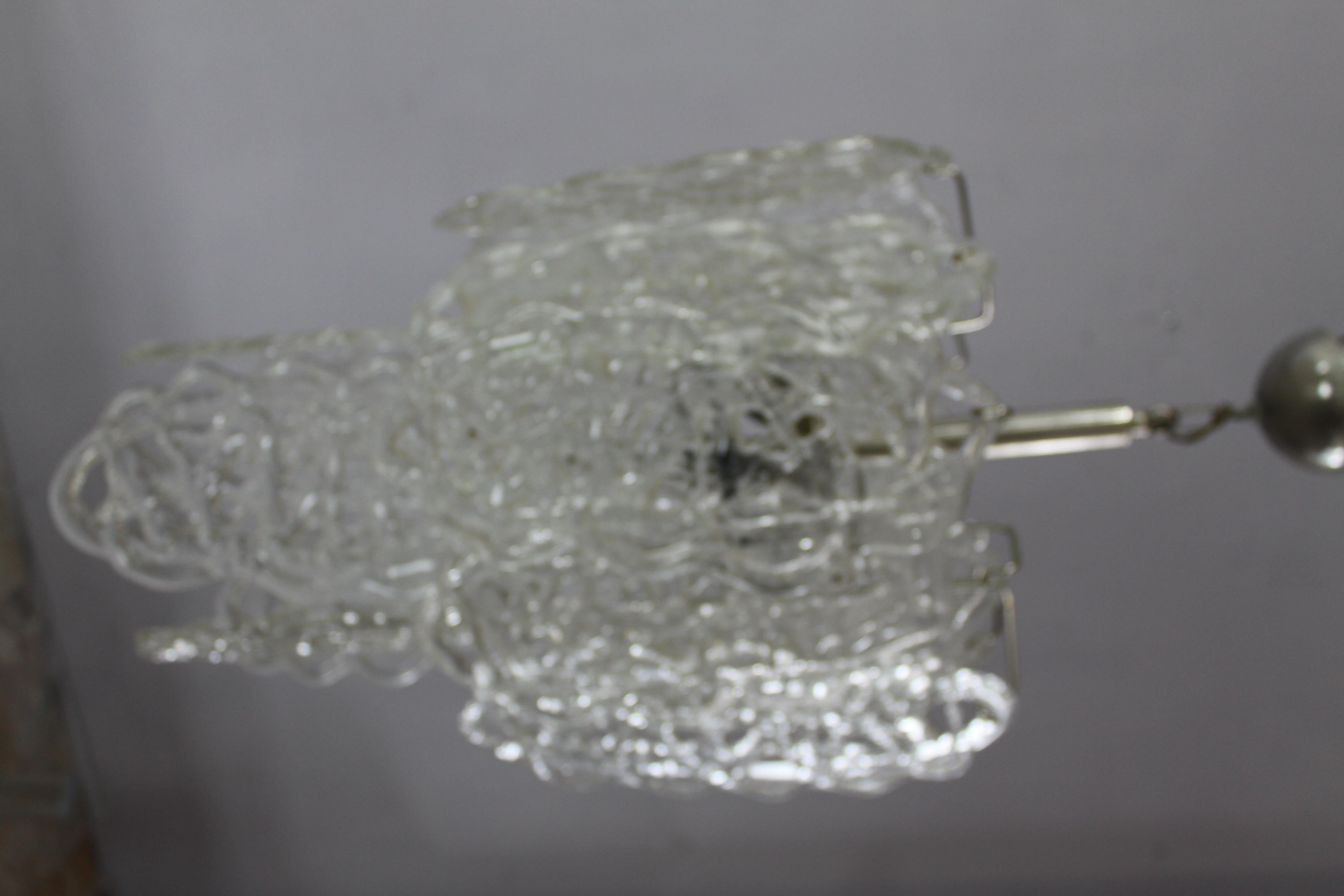 Elegante araña diseñada por Vistosi para la cristalería Mazzega de Murano en la década de 1960, llamada 