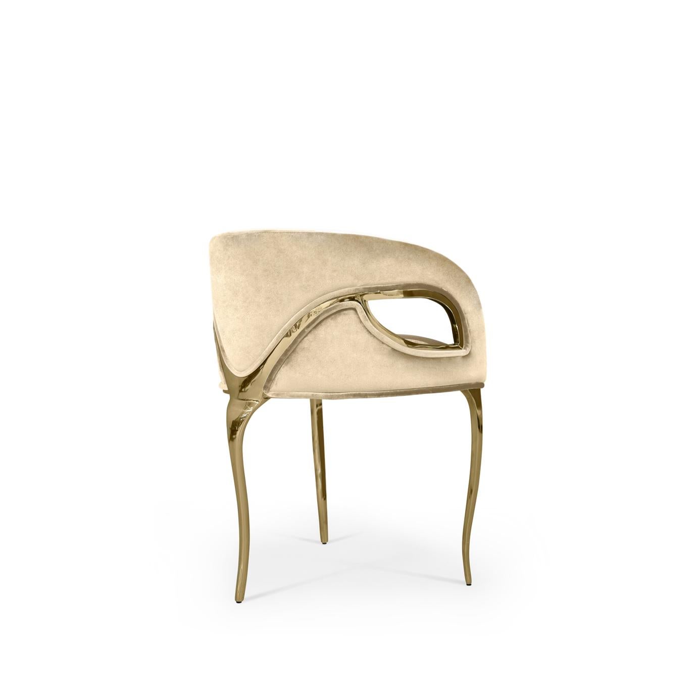 Chandra è audace e temeraria. Il bordo moderno di questa sedia emana una sensazione di glam vintage, mentre le bande metalliche legano delicatamente la sedia evidenziando la fluidità scolpita dell'imbottitura dello schienale stretto.

Materiali e