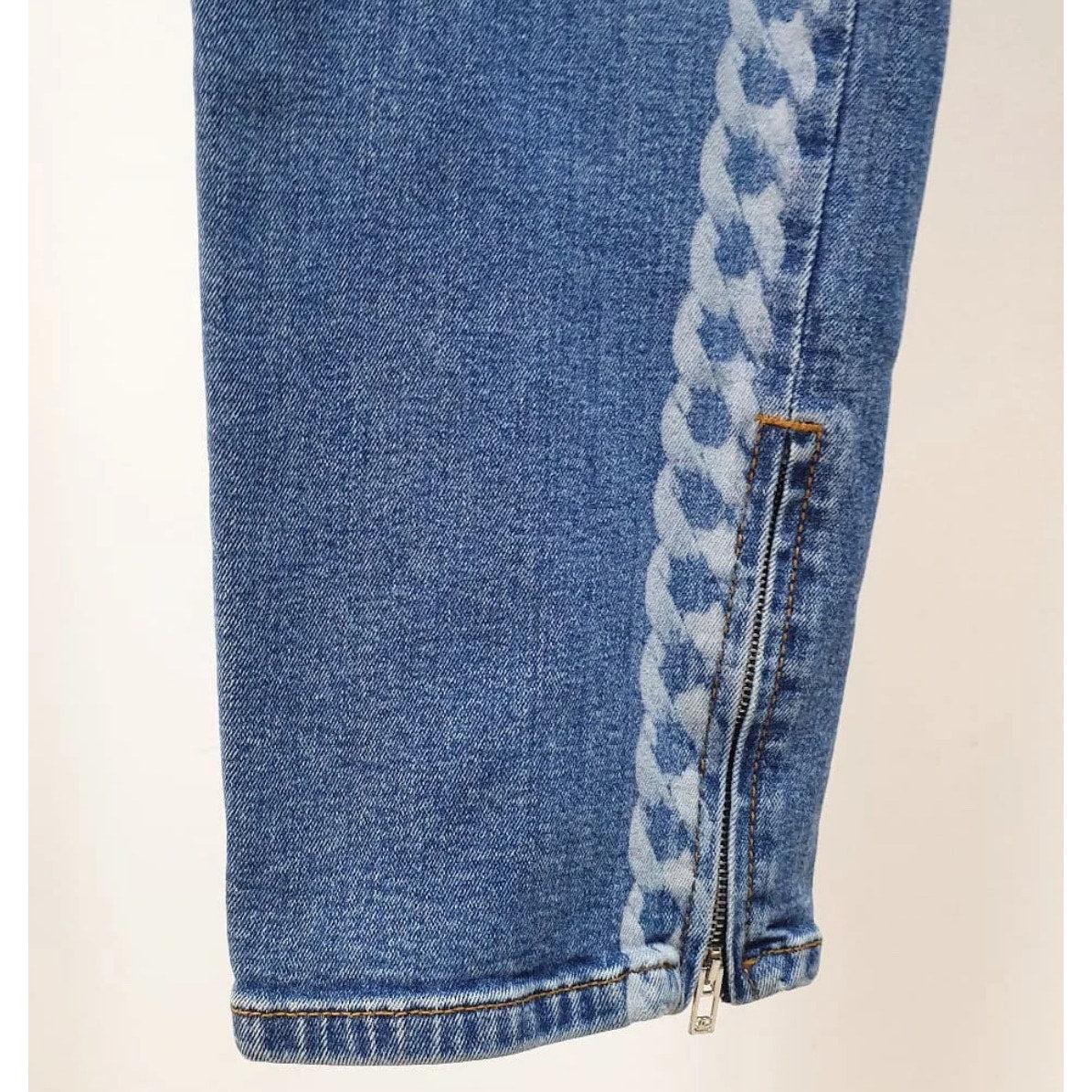 ¡Eleva tu colección vaquera con estos impresionantes vaqueros Chanel de la colección Pre-Primavera 2019 de Karl Lagerfeld! Estos vaqueros pitillo azules de lavado medio ofrecen un look chic y atemporal. 

Características:
- De la icónica Colección