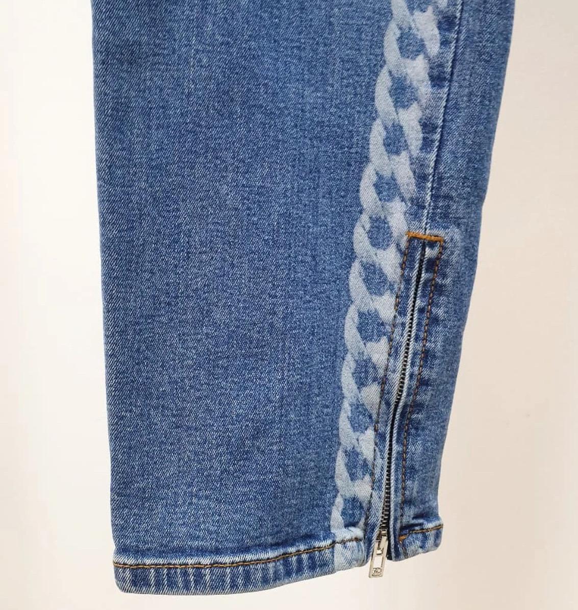 ¡Eleva tu colección vaquera con estos impresionantes vaqueros Chanel de la colección Pre-Primavera 2019 de Karl Lagerfeld! Estos vaqueros pitillo azules de lavado medio ofrecen un look chic y atemporal. 

Características:
- De la icónica Colección