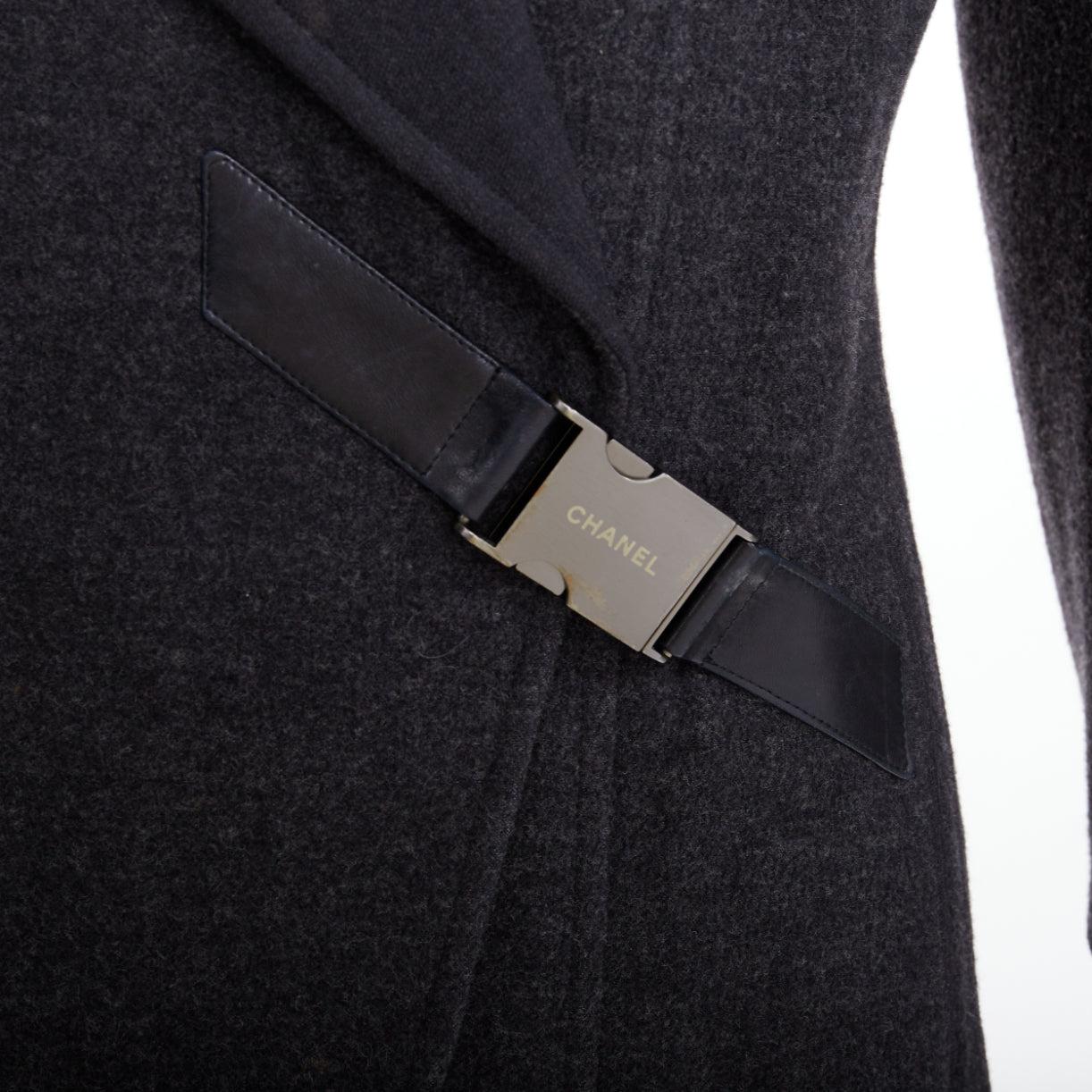 Chanel 00A in misto lana grigio scuro con logo e fibbia in metallo, cappotto asimmetrico FR38 M.
Riferimento: LAYU/A00098
Marchio: Chanel
Designer: Karl Lagerfeld
Collezione: 00A
Materiale: Lana, misto
Colore: Grigio, Argento
Modello: Tinta