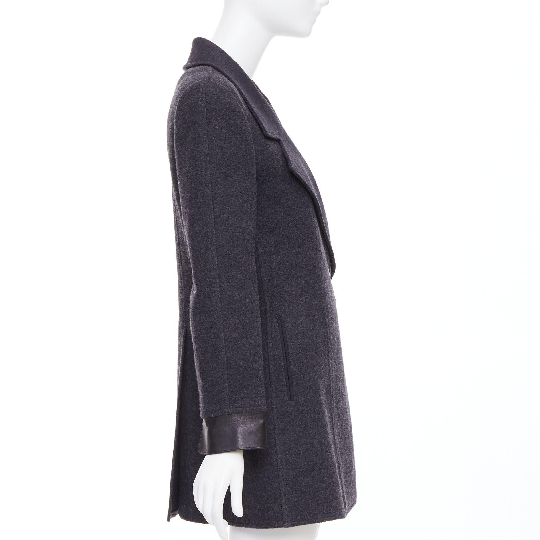 Chanel 00A in misto lana grigio scuro con logo e fibbia in metallo, cappotto asimmetrico FR38 M. In condizioni buone in vendita a Hong Kong, NT