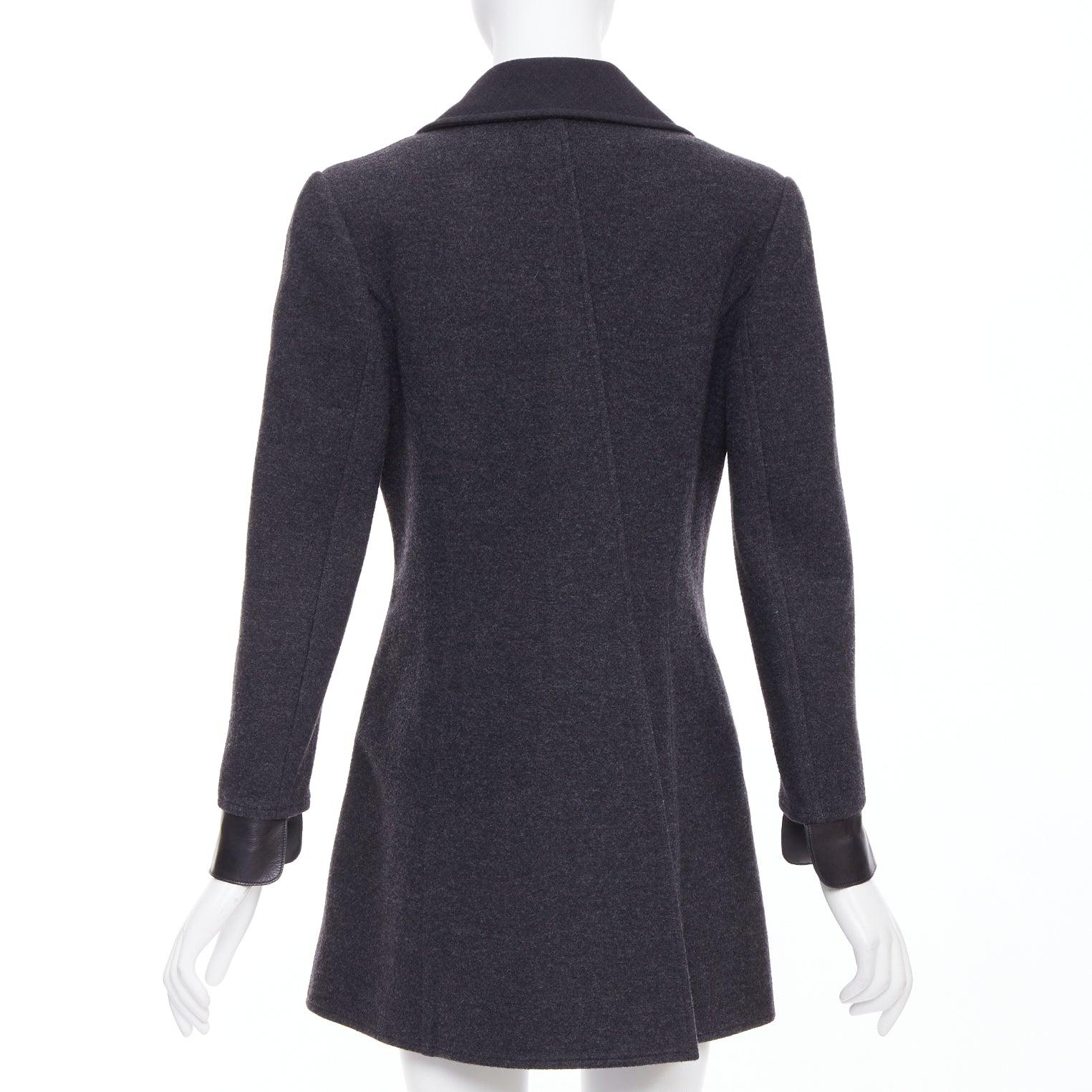 Donna Chanel 00A in misto lana grigio scuro con logo e fibbia in metallo, cappotto asimmetrico FR38 M. in vendita