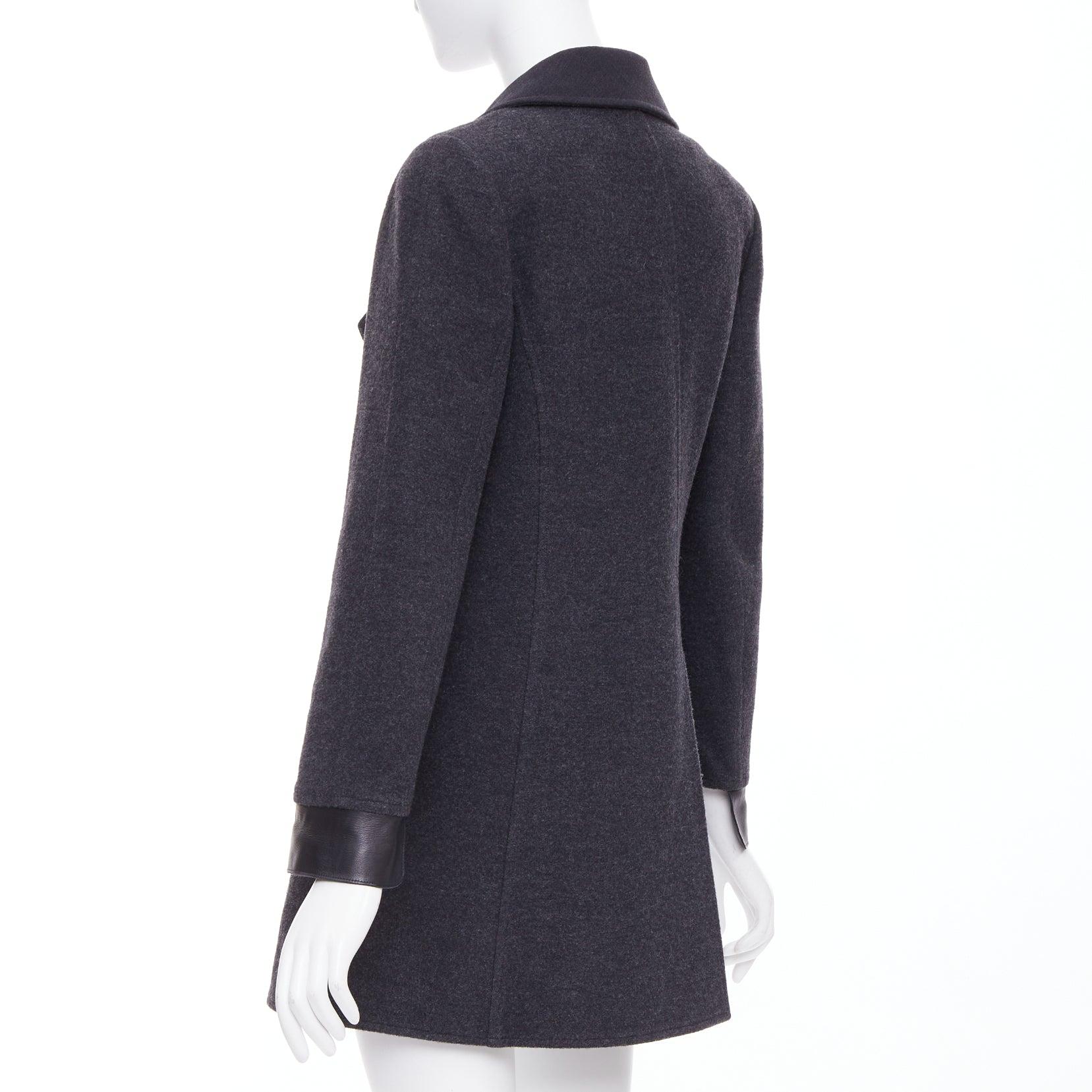Chanel 00A in misto lana grigio scuro con logo e fibbia in metallo, cappotto asimmetrico FR38 M. in vendita 1