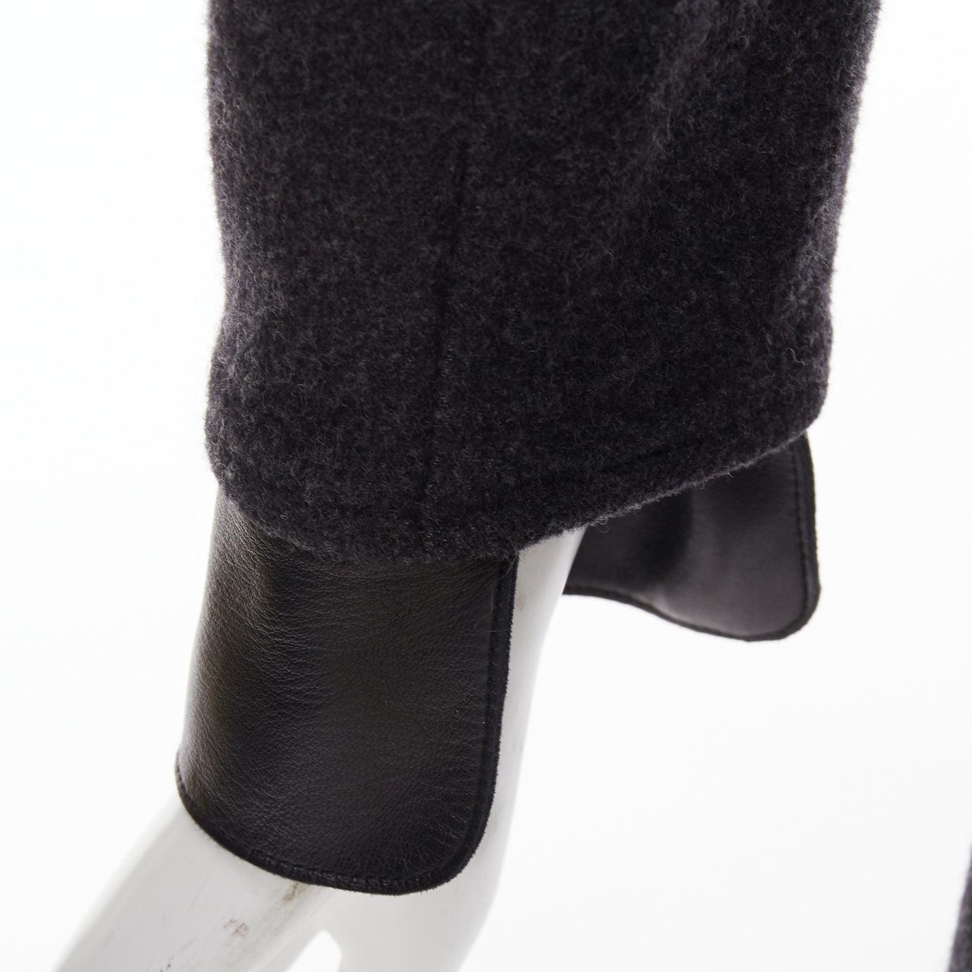 Chanel 00A in misto lana grigio scuro con logo e fibbia in metallo, cappotto asimmetrico FR38 M. in vendita 2