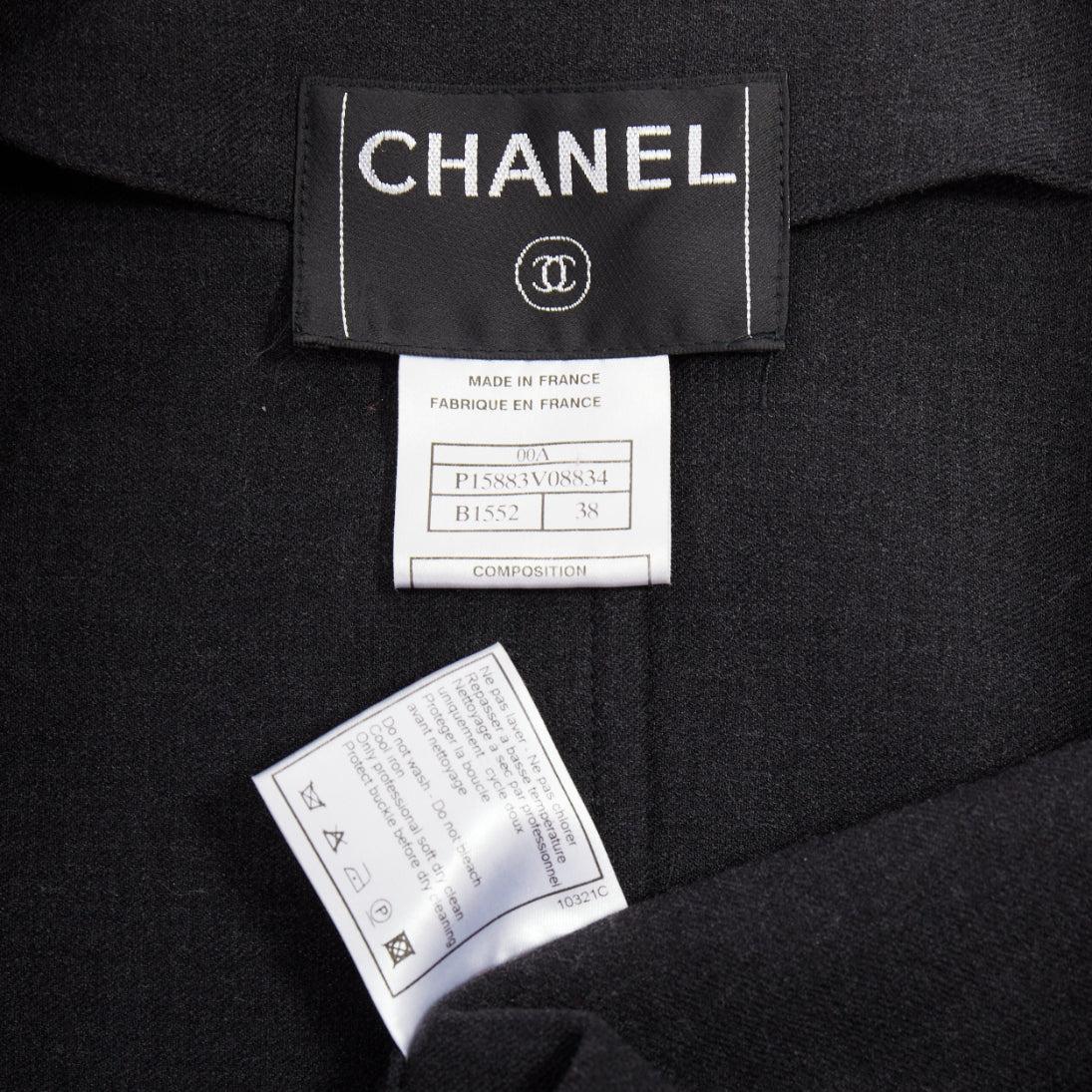 Chanel 00A in misto lana grigio scuro con logo e fibbia in metallo, cappotto asimmetrico FR38 M. in vendita 3