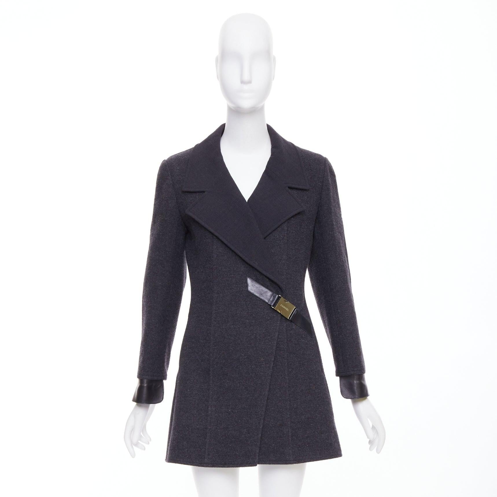 Chanel 00A in misto lana grigio scuro con logo e fibbia in metallo, cappotto asimmetrico FR38 M. in vendita 4