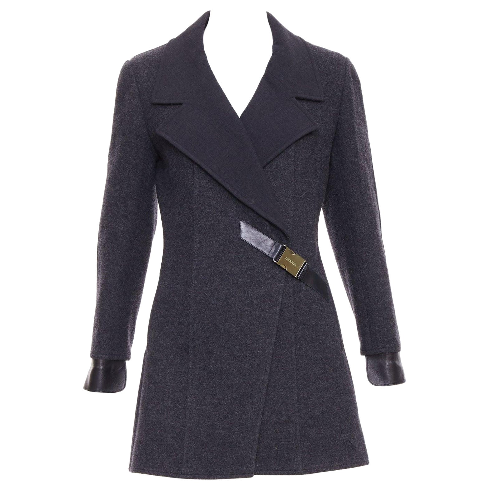 Chanel 00A in misto lana grigio scuro con logo e fibbia in metallo, cappotto asimmetrico FR38 M. in vendita