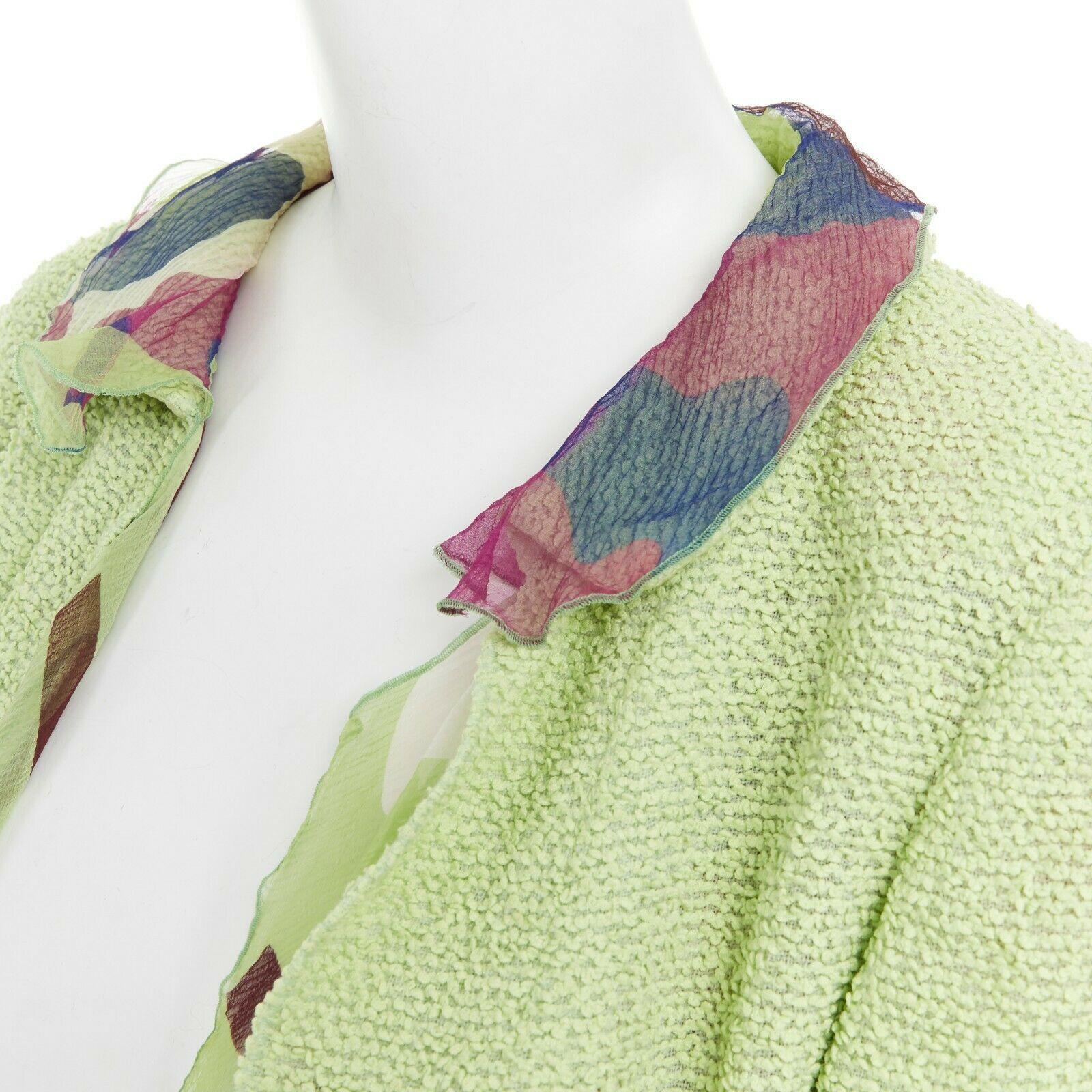 CHANEL 00T lime green wool tweed printed floral silk trimmed cropped jacket FR40

CHANEL
FROM THE 2000 TRANSITION COLLECTION
Wool, nylon blend. Lime green textured upper. Rounded shoulder. Slit pockets. Open front. Multicolor floral print exposed